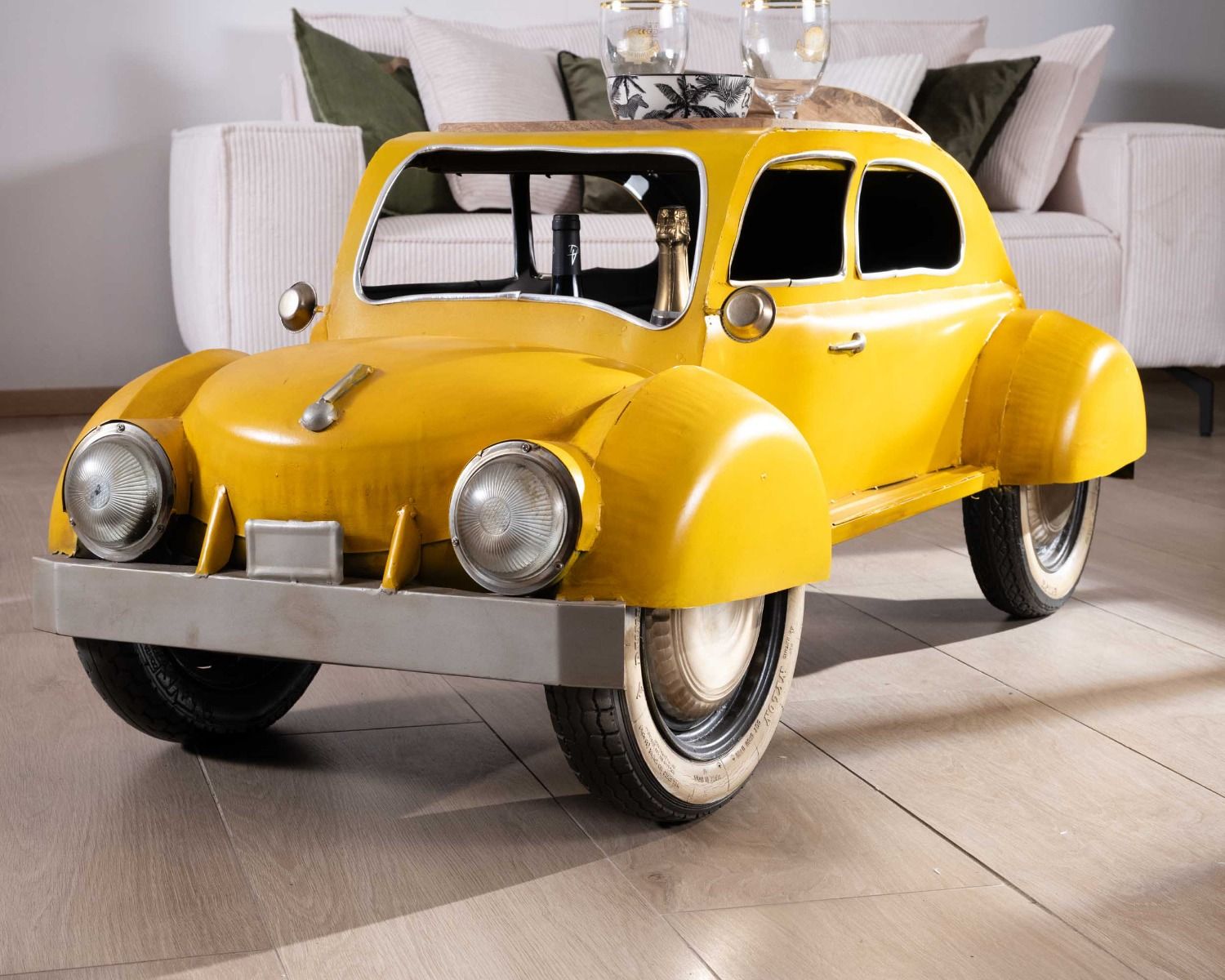 Insolite table de salon voiture vintage jaune "Crazy"