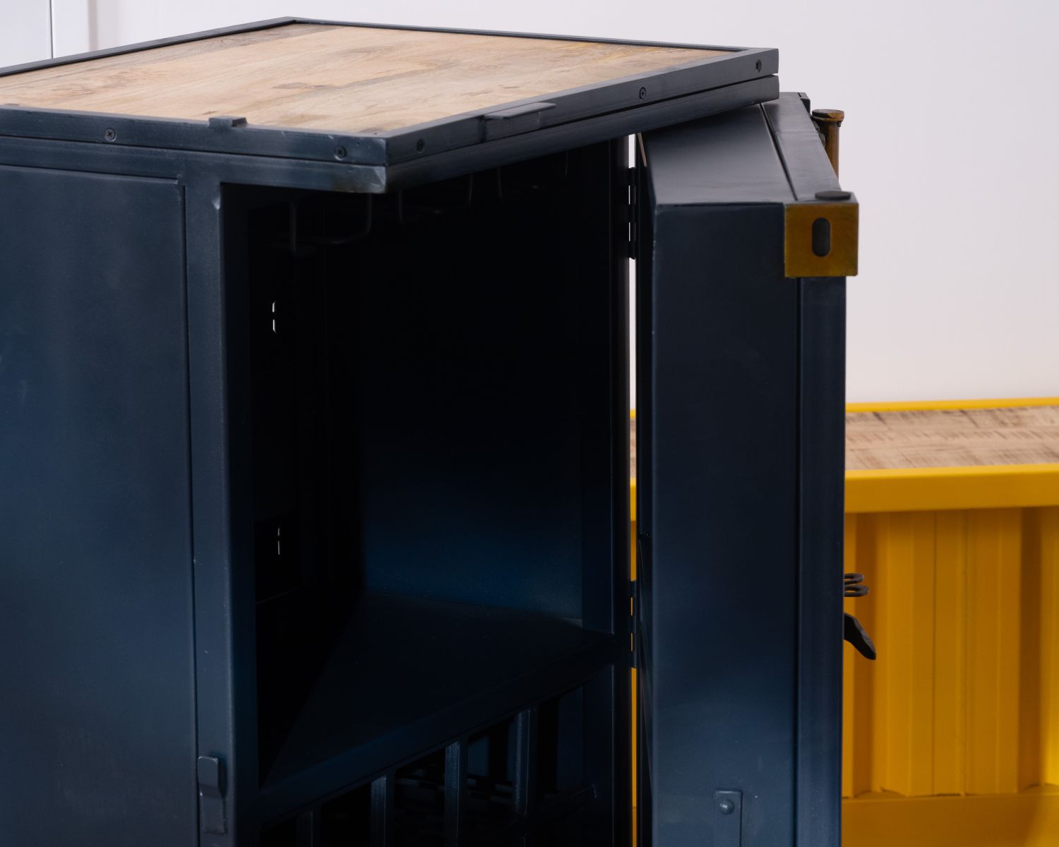 Petit meuble de bar modulable esprit conteneur "Crazy"