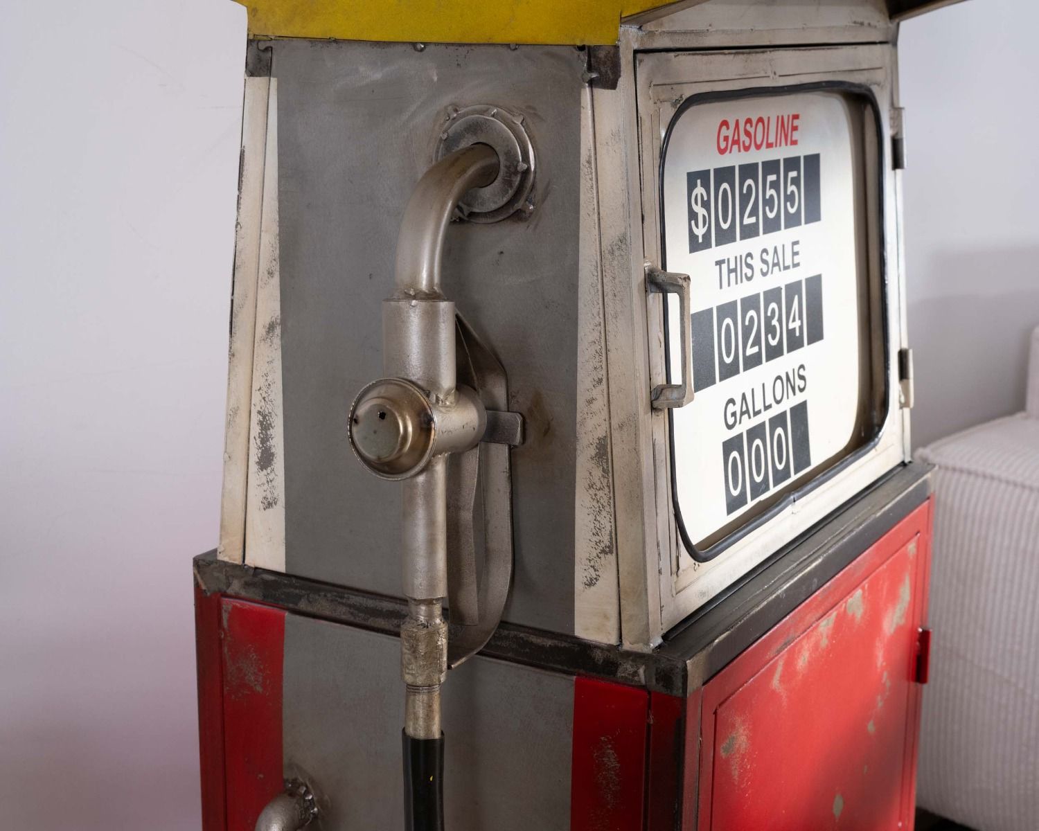 Petit meuble bar esprit récup pompe à essence rouge "Crazy"