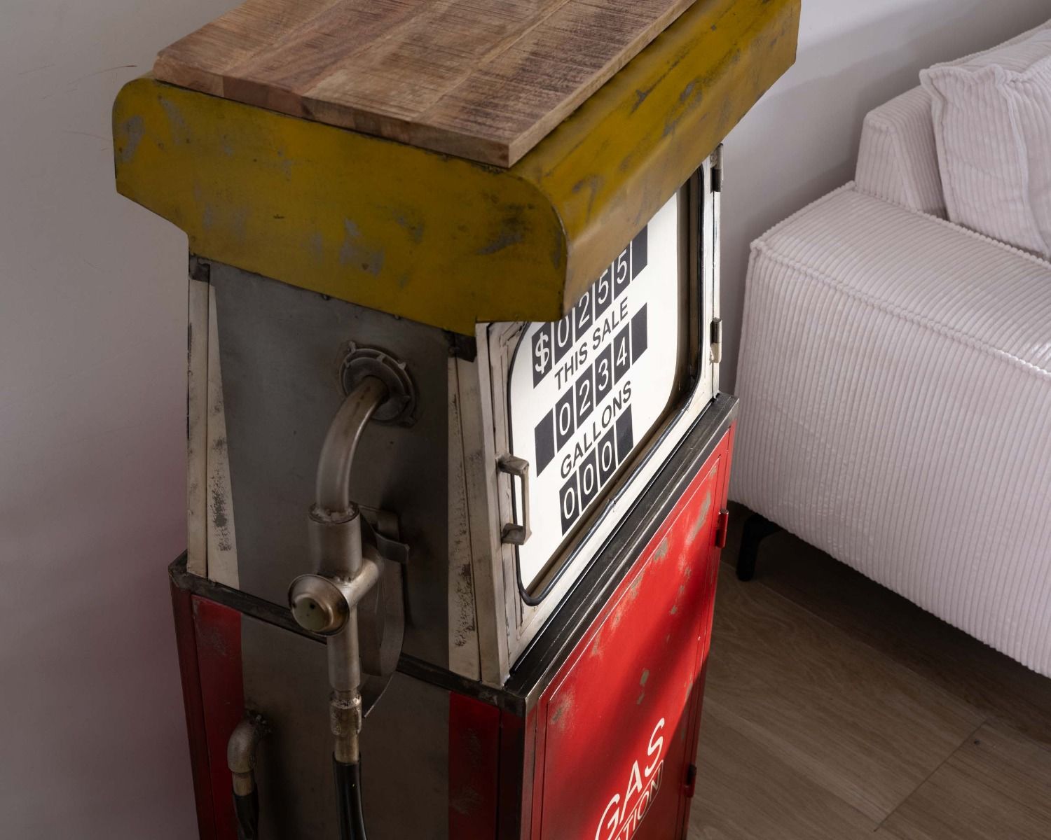 Petit meuble bar esprit récup pompe à essence rouge "Crazy"