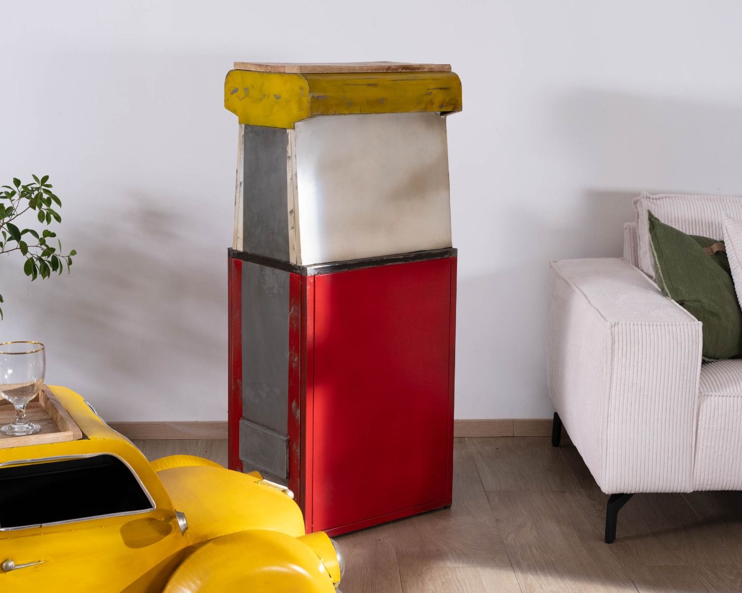 Petit meuble bar esprit récup pompe à essence rouge "Crazy"