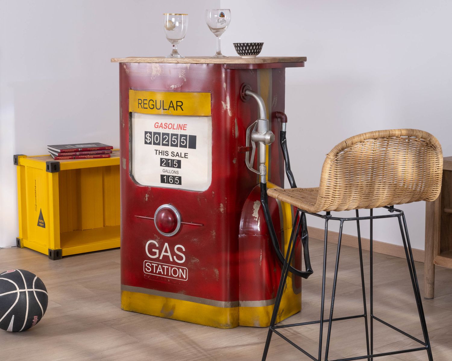 Comptoir de bar pompe à essence rouge et or avec plateau en manguier "Crazy"