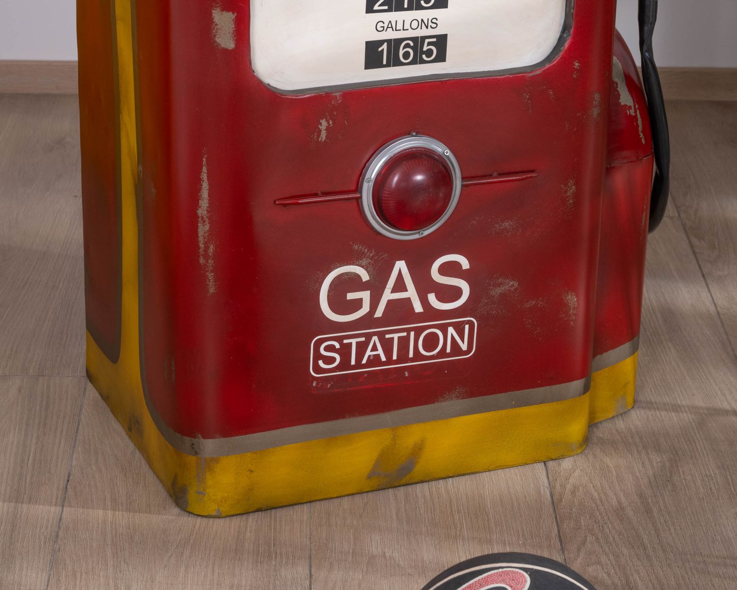 Comptoir de bar pompe à essence rouge et or avec plateau en manguier "Crazy"