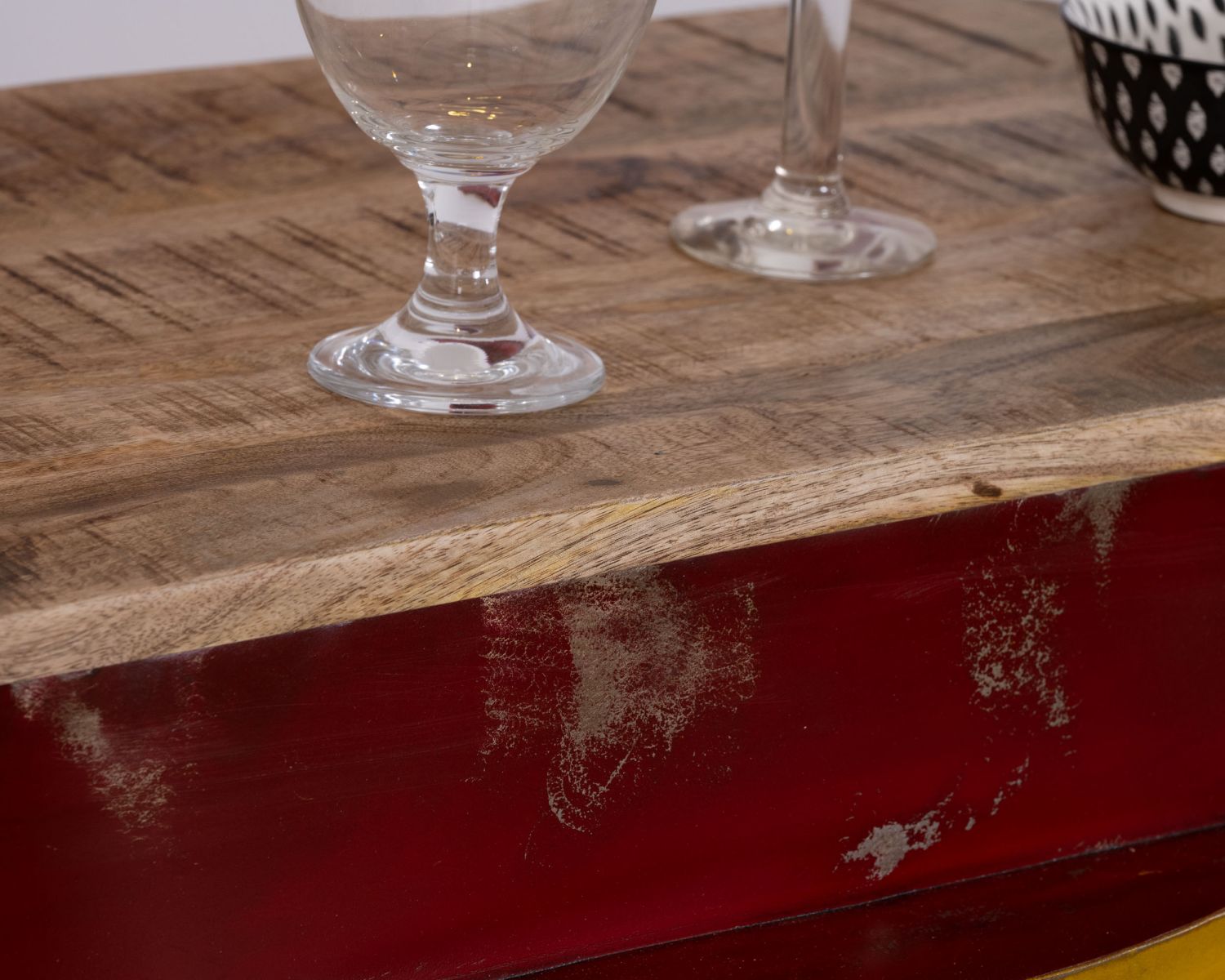 Comptoir de bar pompe à essence rouge et or avec plateau en manguier "Crazy"