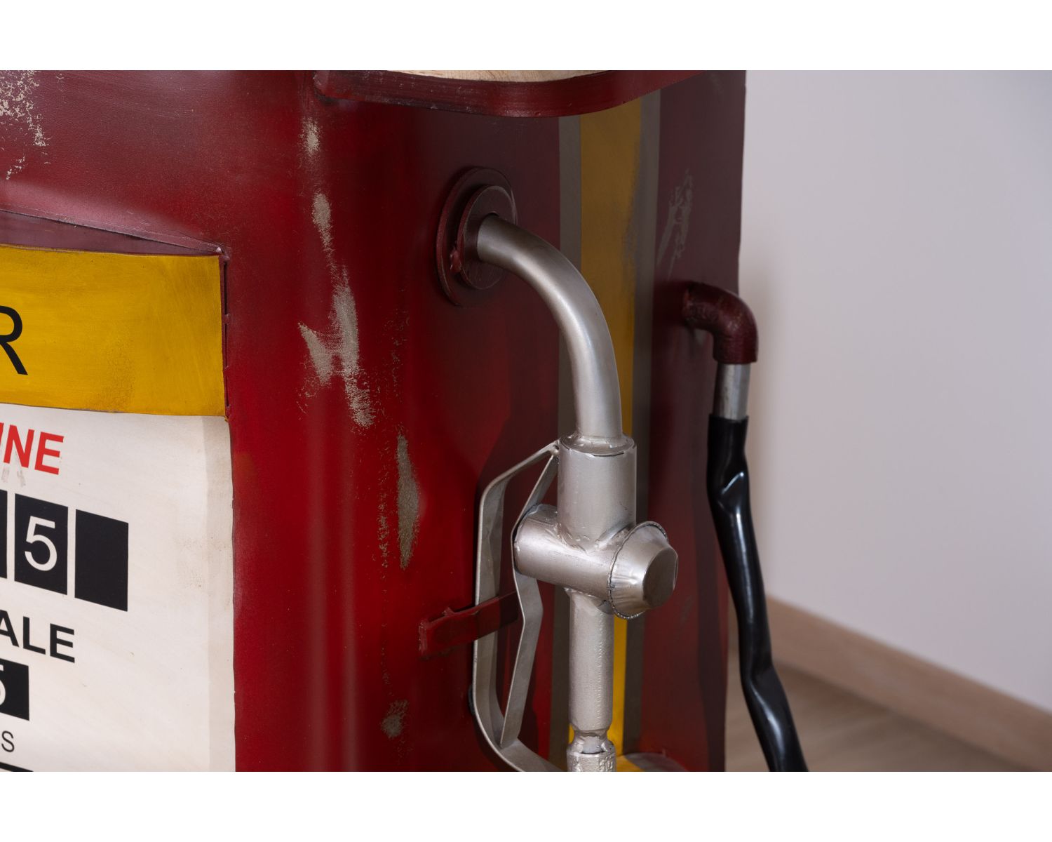 Comptoir de bar pompe à essence rouge et or avec plateau en manguier "Crazy"