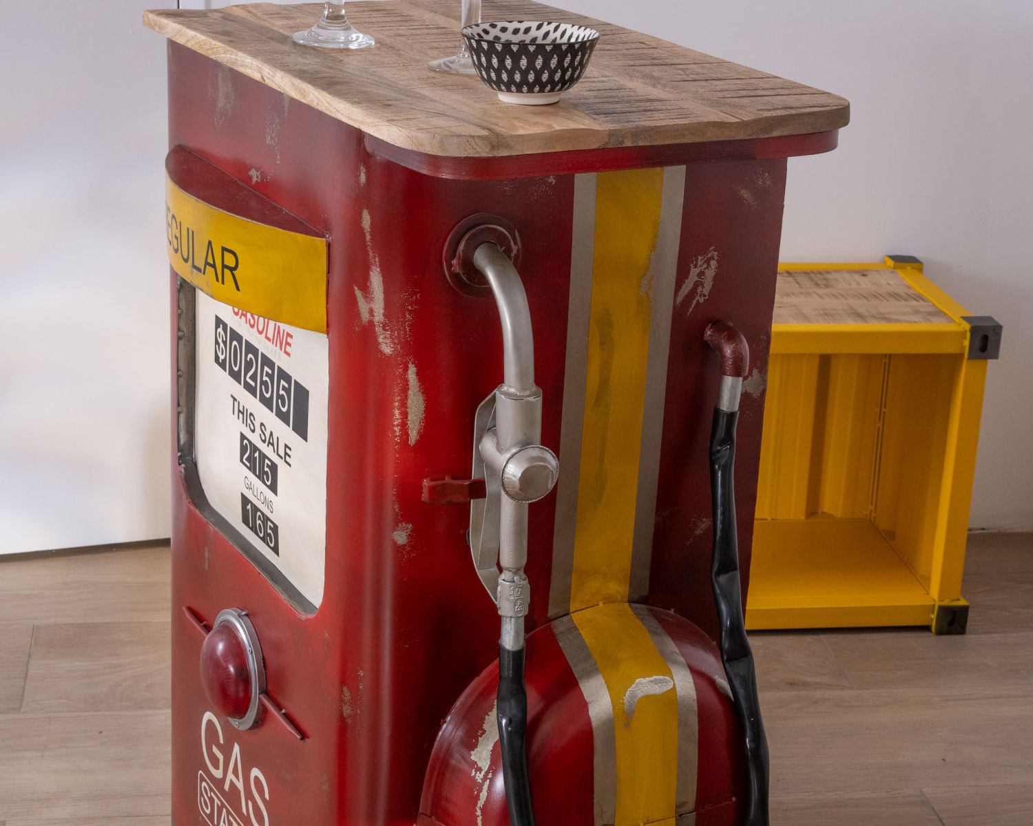 Comptoir de bar pompe à essence rouge et or avec plateau en manguier "Crazy"