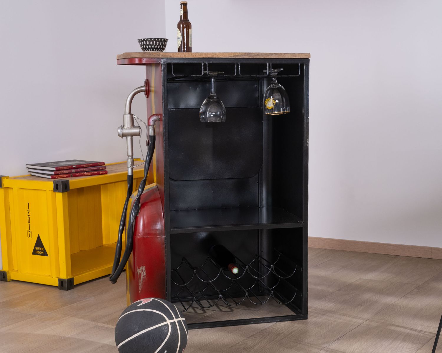 Comptoir de bar pompe à essence rouge et or avec plateau en manguier "Crazy"