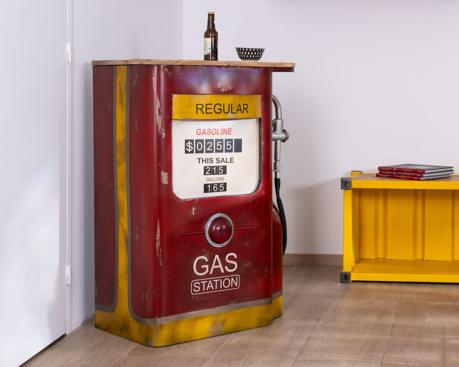 Comptoir de bar pompe à essence rouge et or avec plateau en manguier "Crazy"