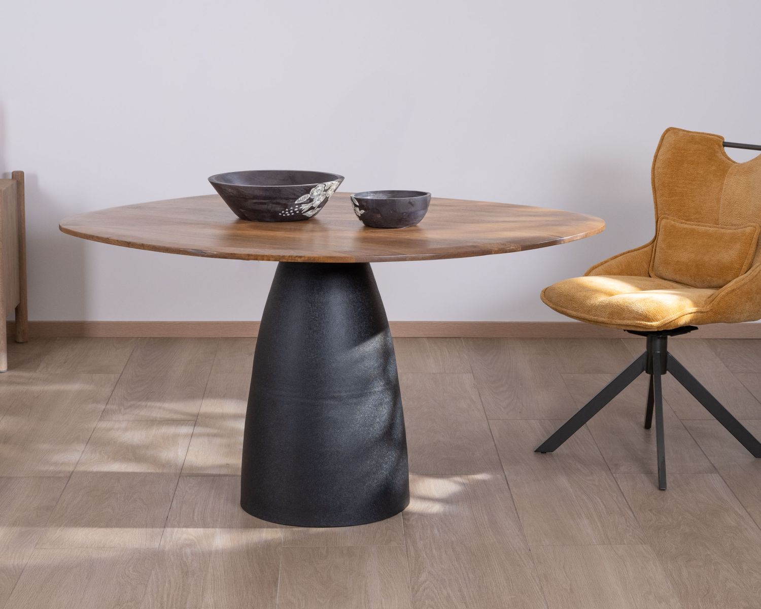 Lot de 2 chaises en tissu jaune moutarde sur pied rotatif en métal "Biorg" style rétro