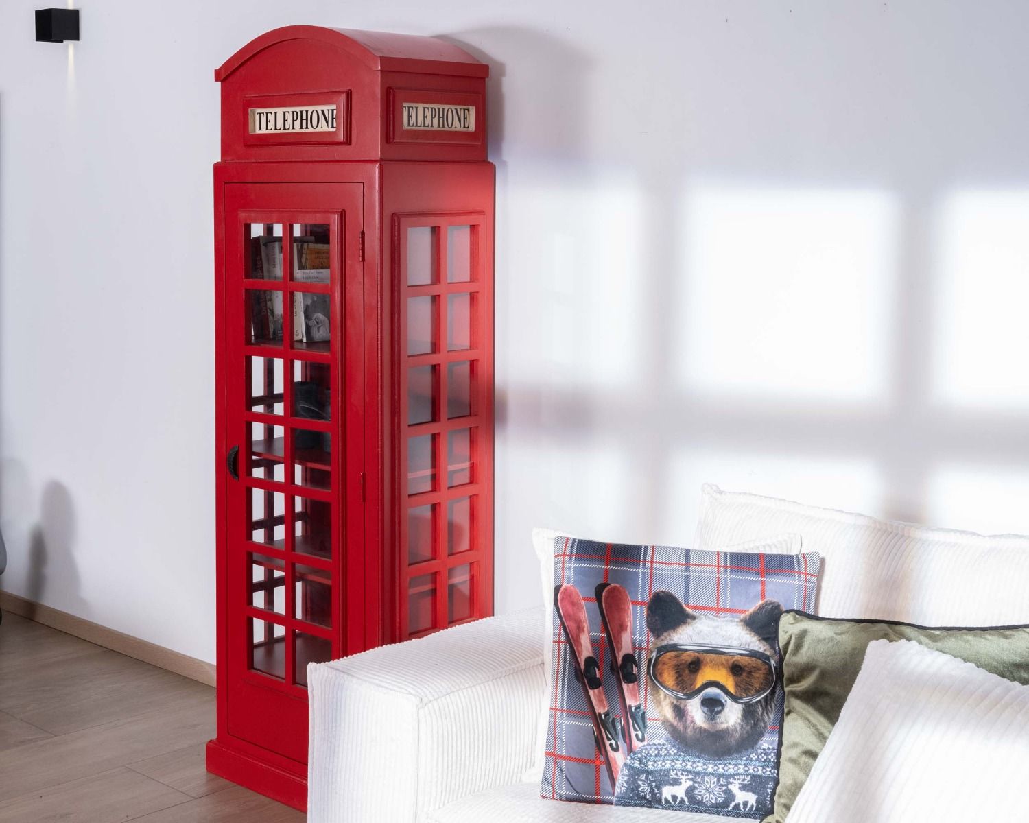 Vitrine cabine téléphonique londonienne rouge "Crazy"