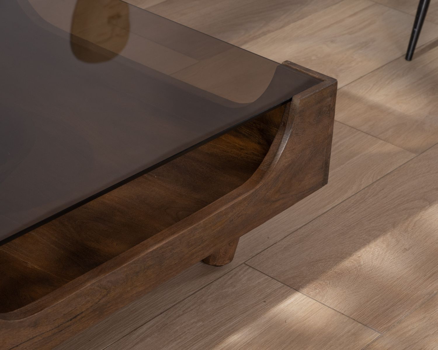 Table basse carrée design vintage en manguier avec plateau verre "Slody"