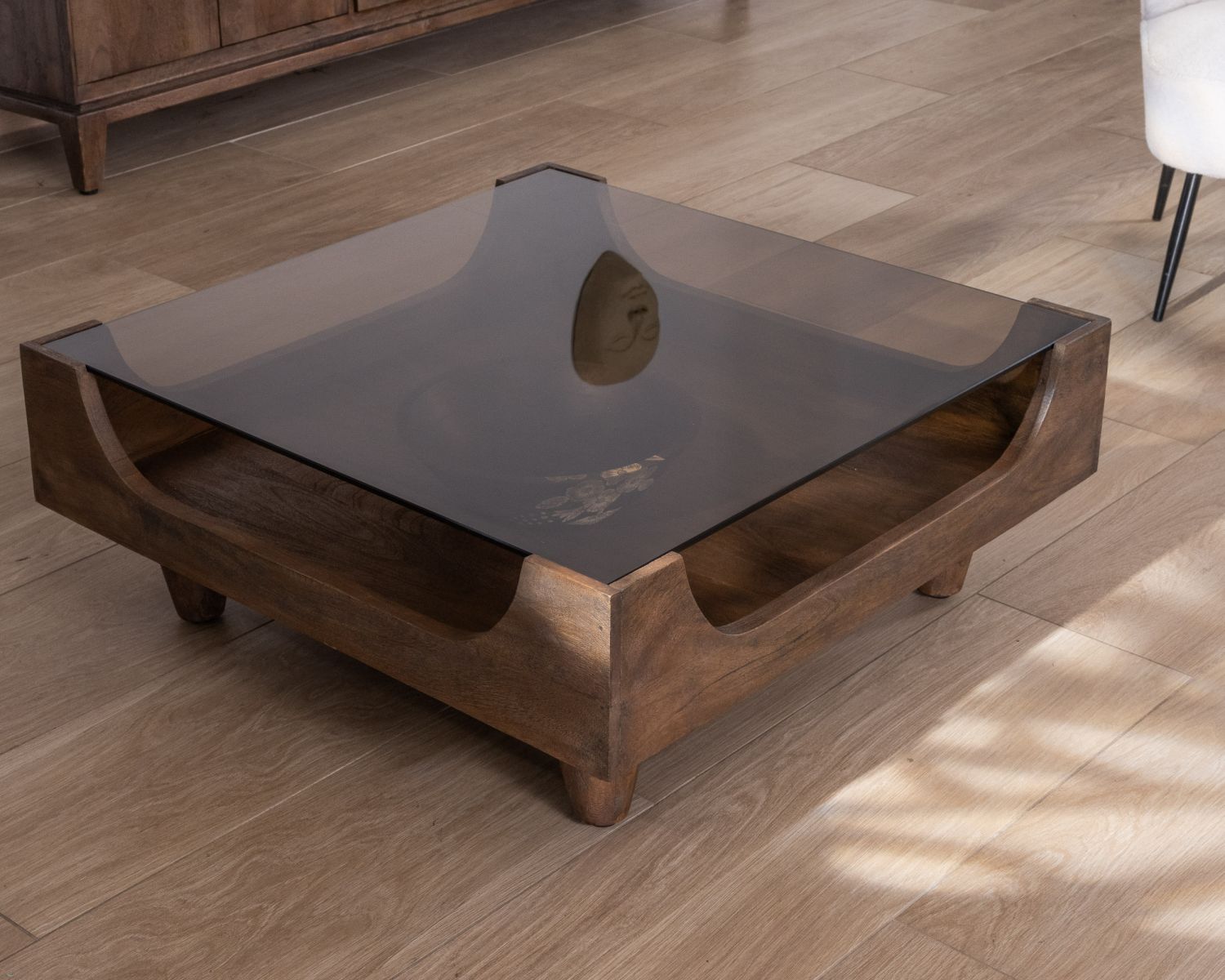 Table basse carrée design vintage en manguier avec plateau verre "Slody"