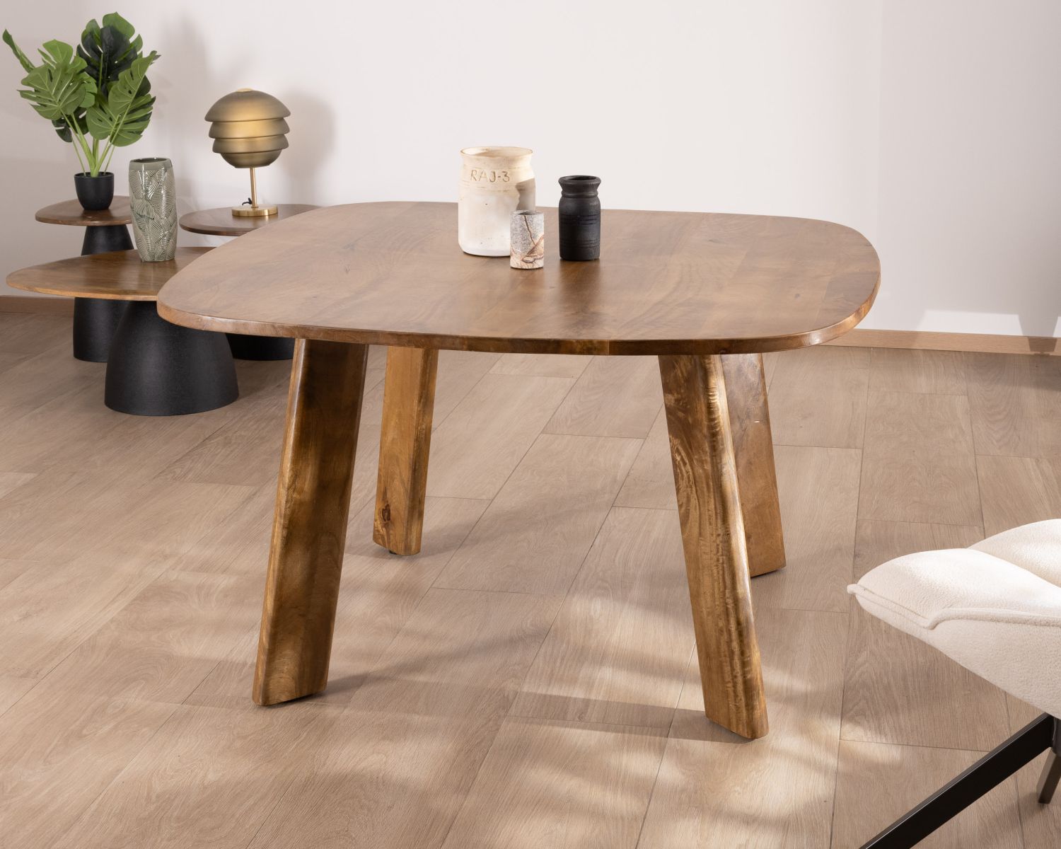 Table carrée en manguier design japandi "Daun" 130 cm