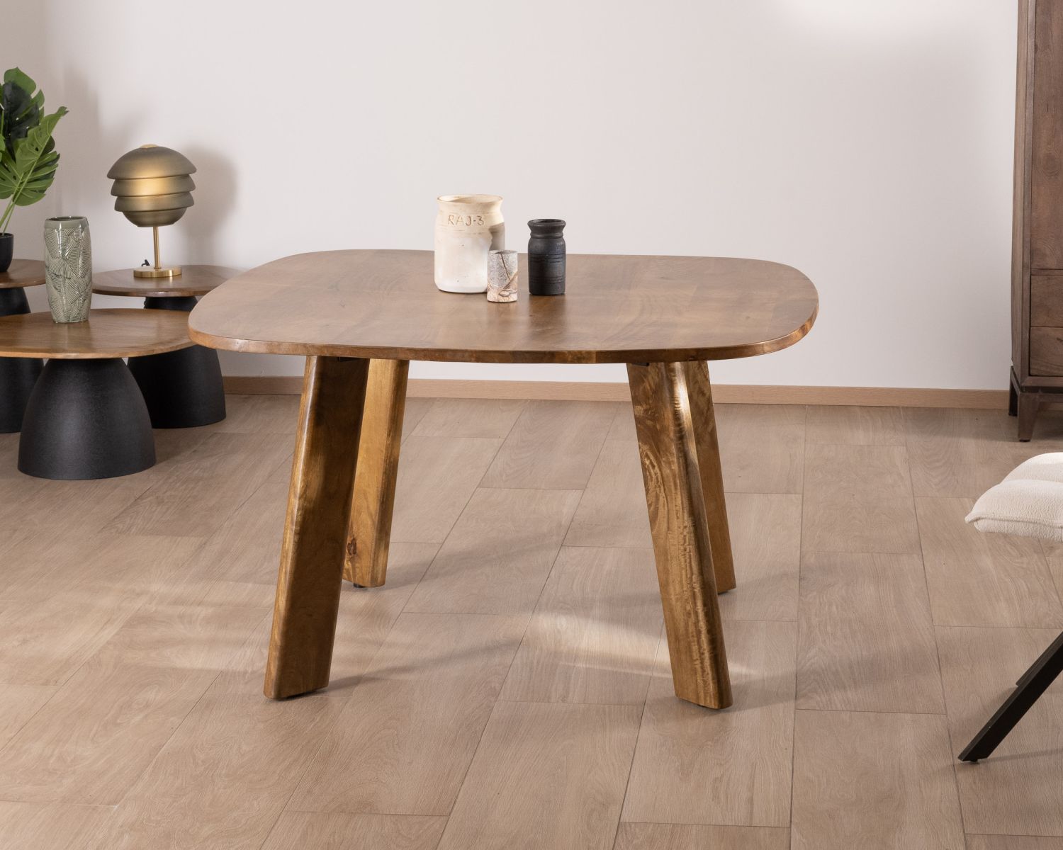 Table carrée en manguier design japandi "Daun" 130 cm