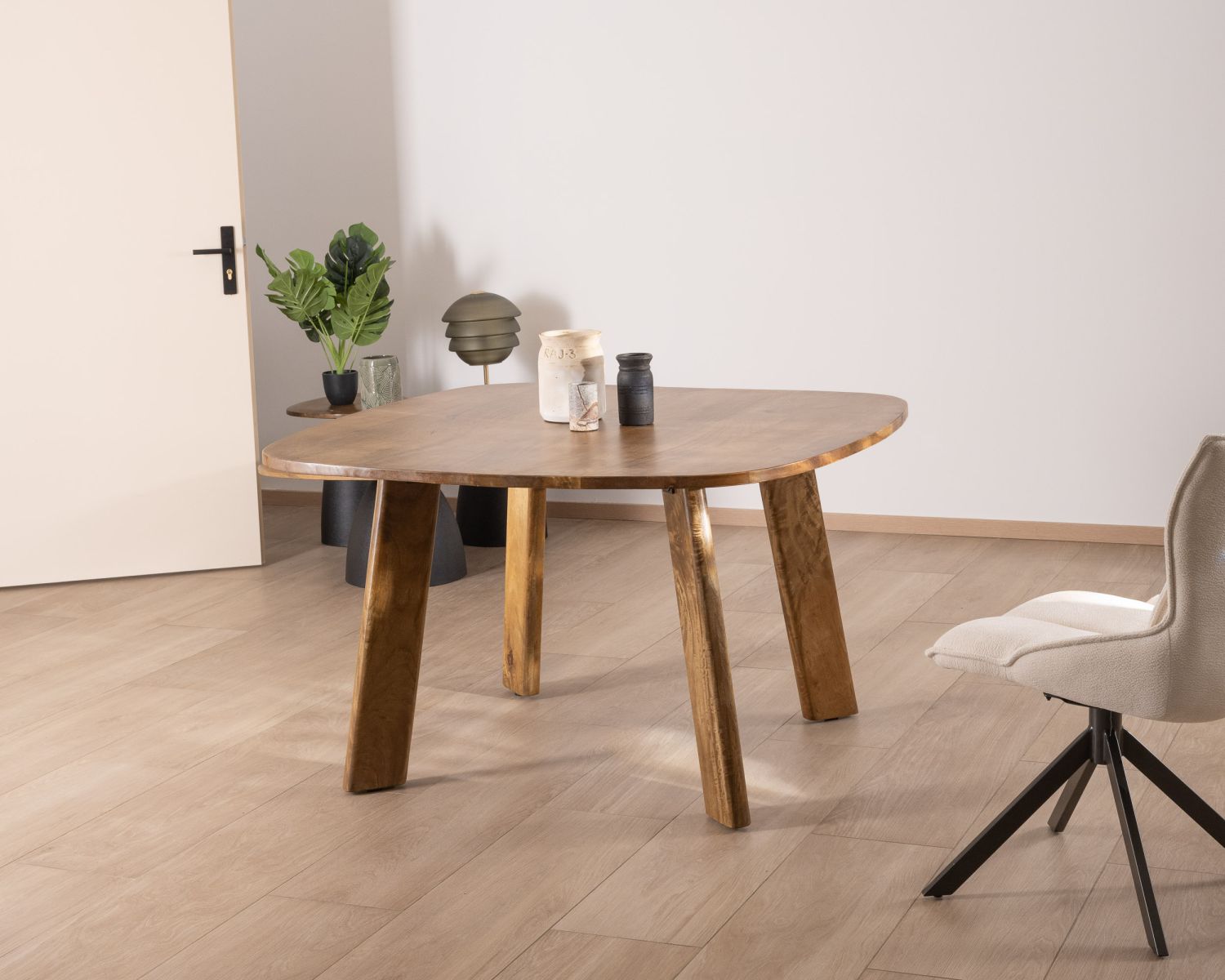 Table carrée en manguier design japandi "Daun" 130 cm