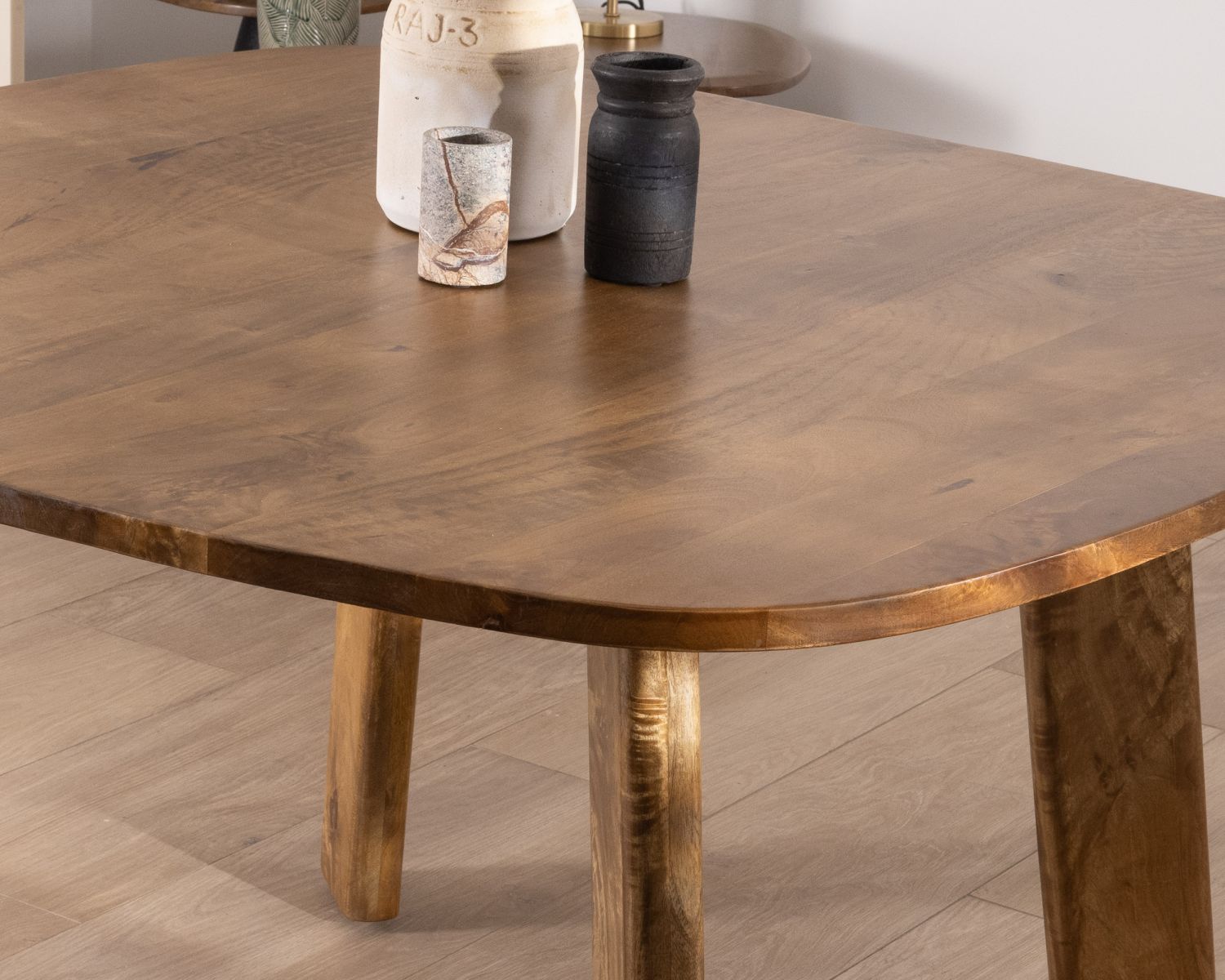 Table carrée en manguier design japandi "Daun" 130 cm