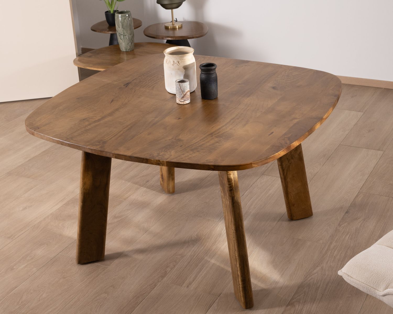 Table carrée en manguier design japandi "Daun" 130 cm