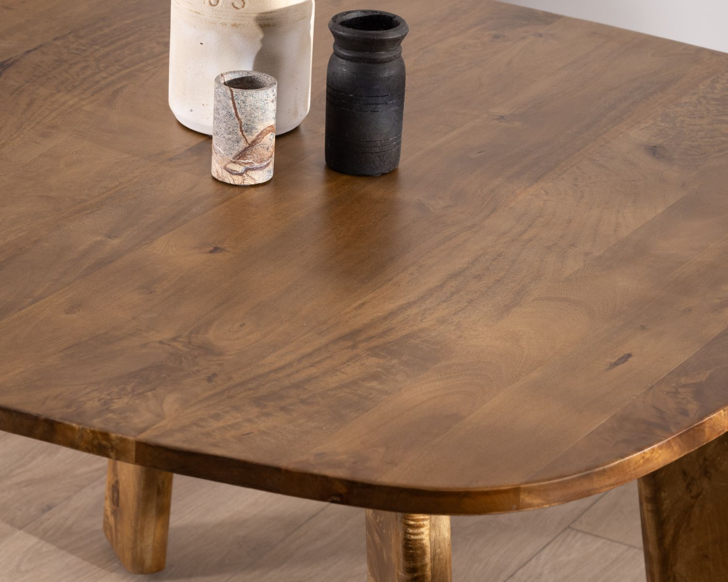 Table carrée en manguier design japandi "Daun" 130 cm