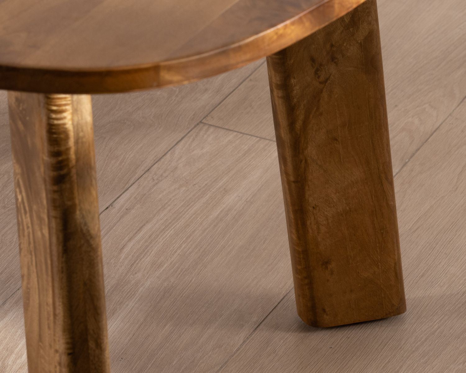 Table carrée en manguier design japandi "Daun" 130 cm