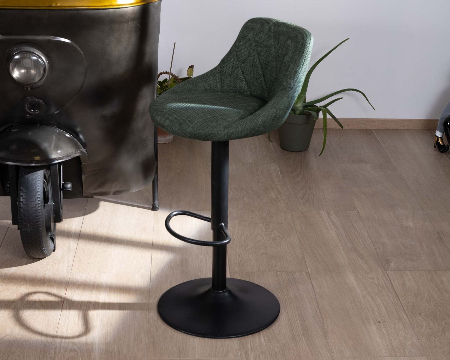 Lot de 2 chaises de bar réglable en hauteur en tissu kaki et pied métal noir "O'Neal"