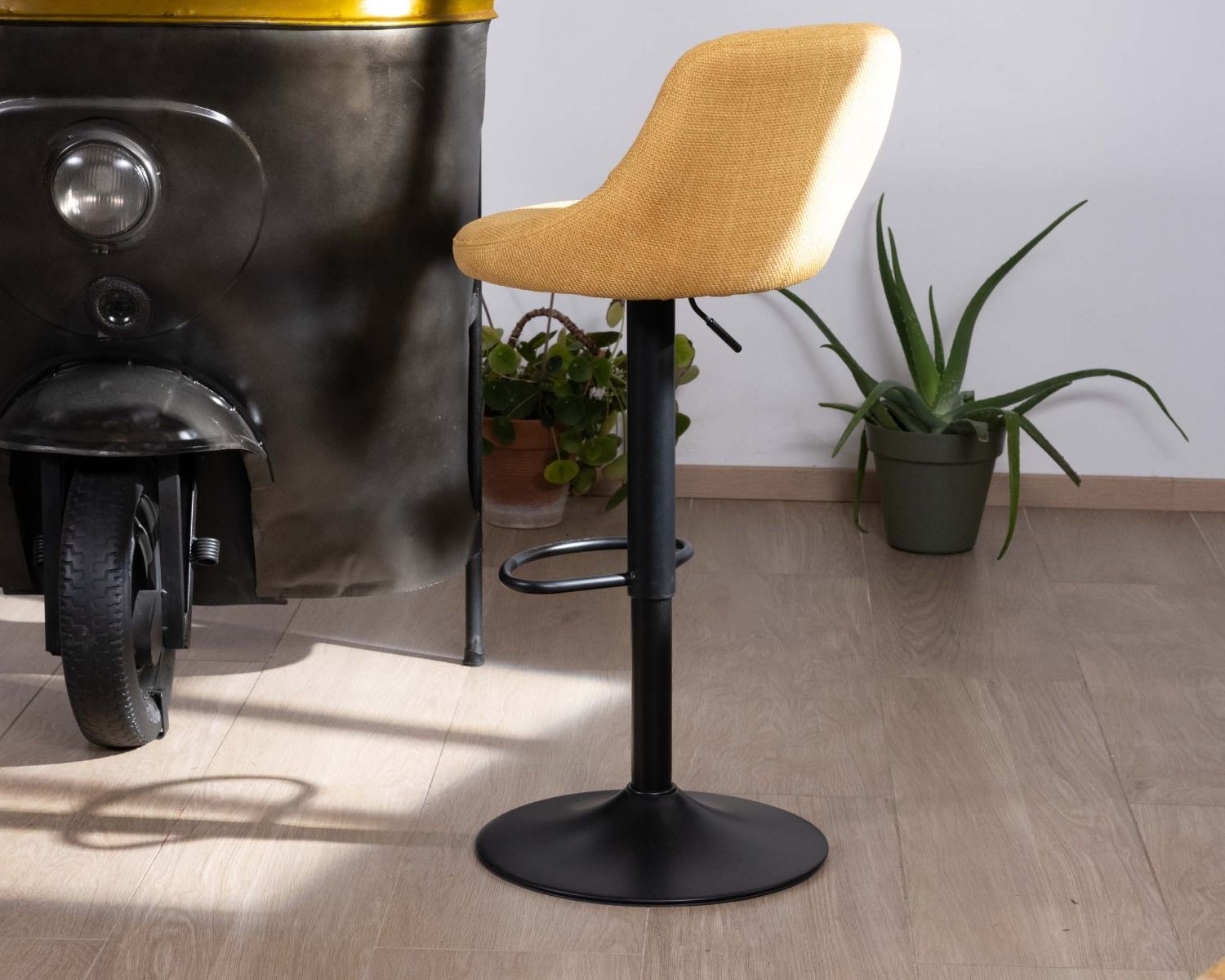 Lot de 2 chaises de bar réglable en hauteur en tissu jaune et pied métal noir "O'Neal"