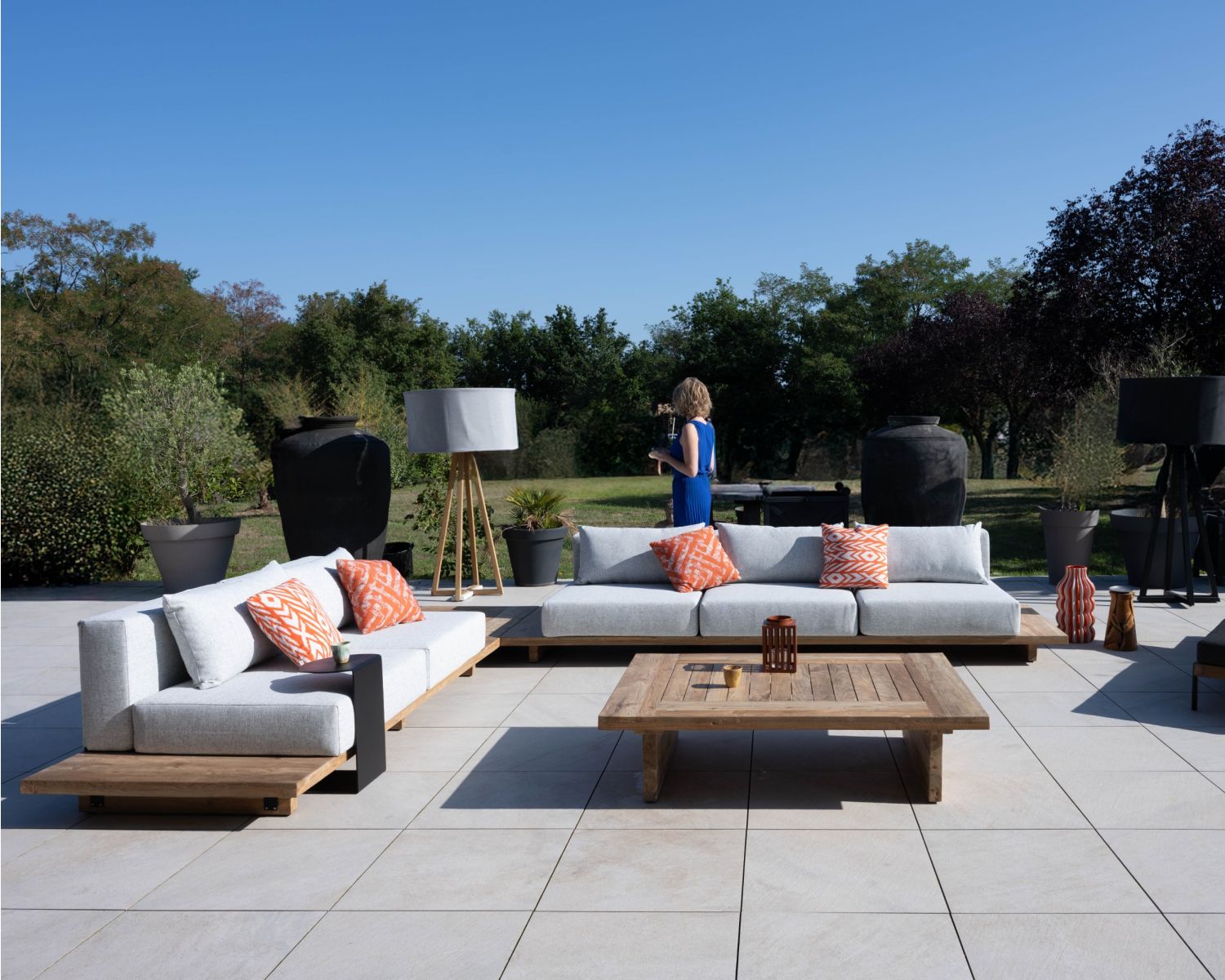 Grand canapé modulaire 5 places de jardin "Eclipse" avec tablette d'angle en teck