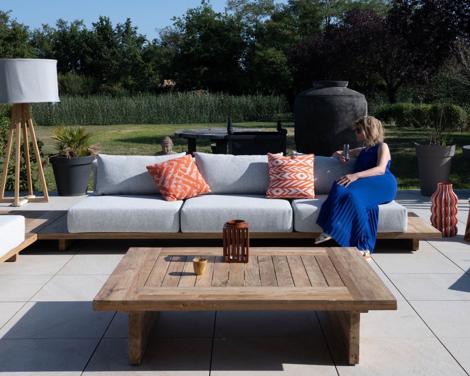 Grand canapé modulaire 5 places de jardin "Eclipse" avec tablette d'angle en teck