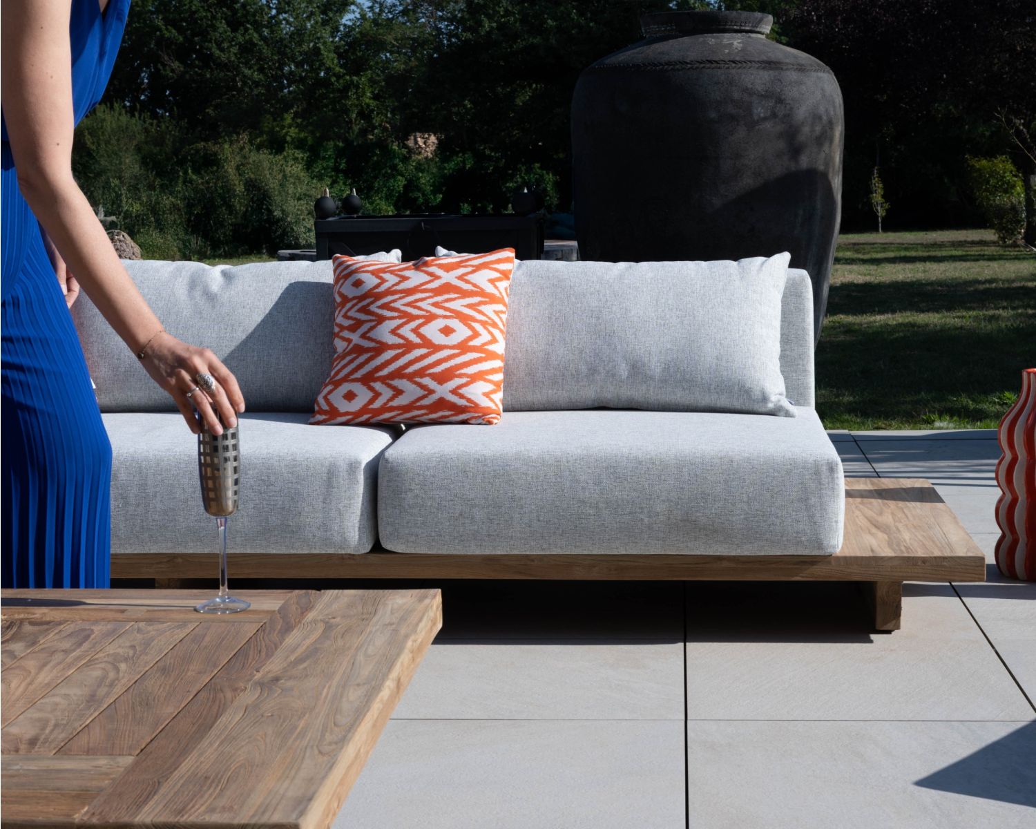 Grand canapé modulaire 5 places de jardin "Eclipse" avec tablette d'angle en teck