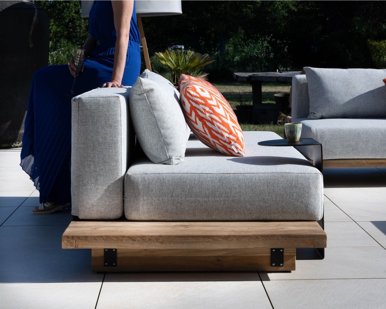 Grand canapé modulaire 5 places de jardin "Eclipse" avec tablette d'angle en teck