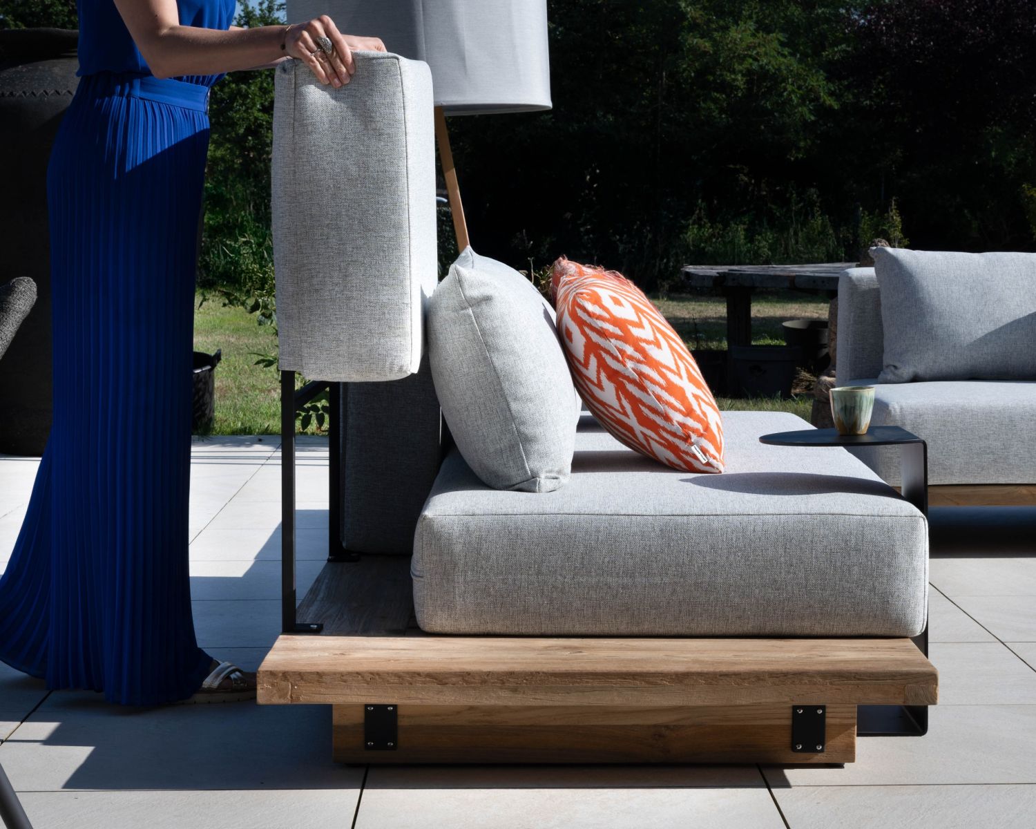 Grand canapé modulaire 5 places de jardin "Eclipse" avec tablette d'angle en teck