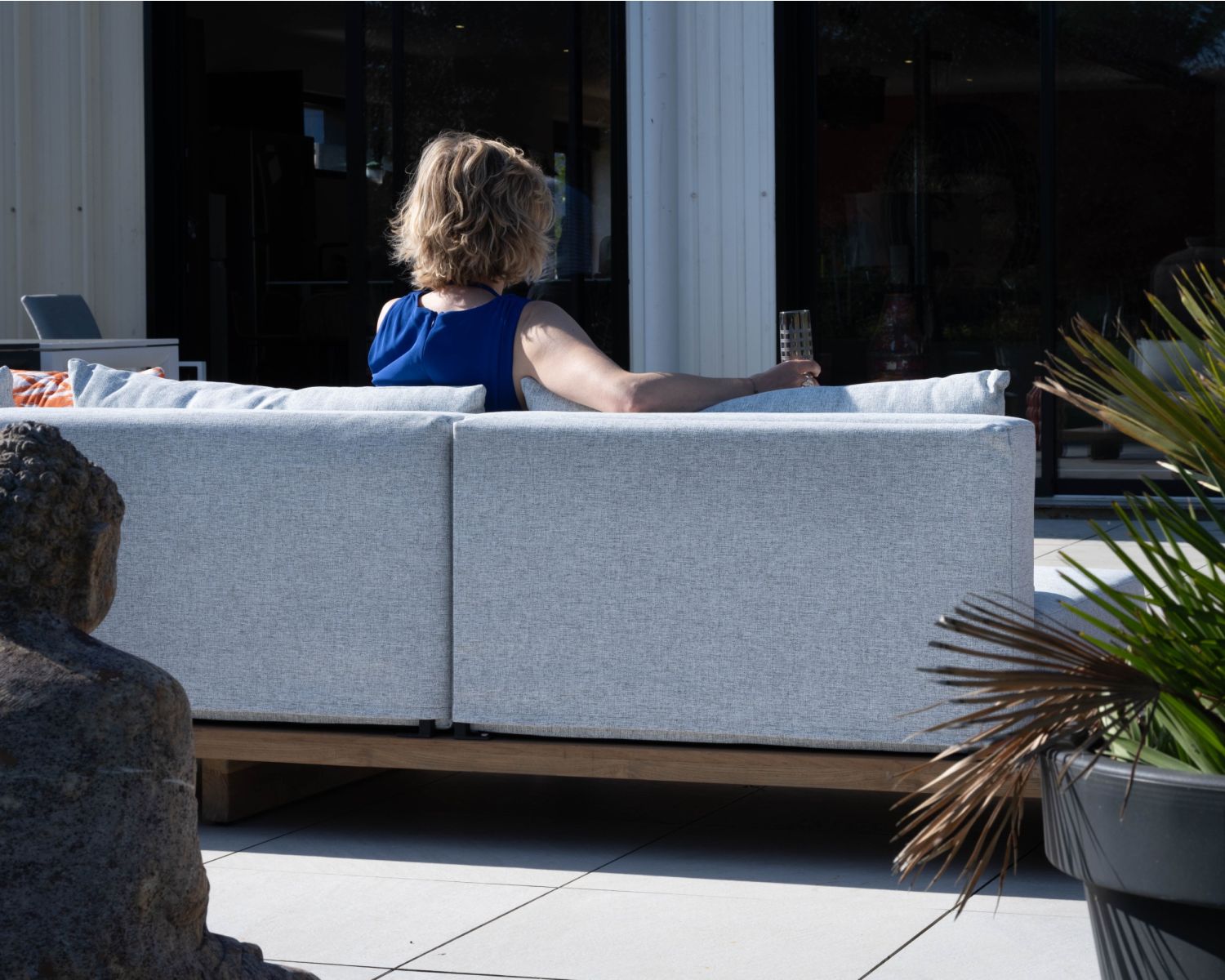 Grand canapé modulaire 5 places de jardin "Eclipse" avec tablette d'angle en teck