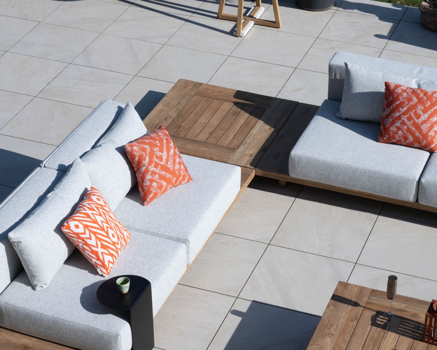 Grand canapé modulaire 5 places de jardin "Eclipse" avec tablette d'angle en teck