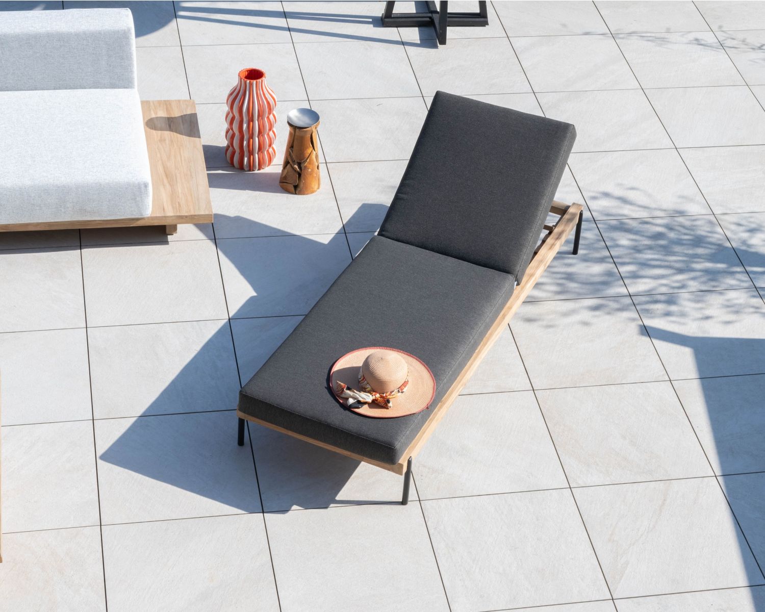 Bain de soleil matelassé chic & contemporain en teck, aluminium et tissu gris foncé "Hélios"