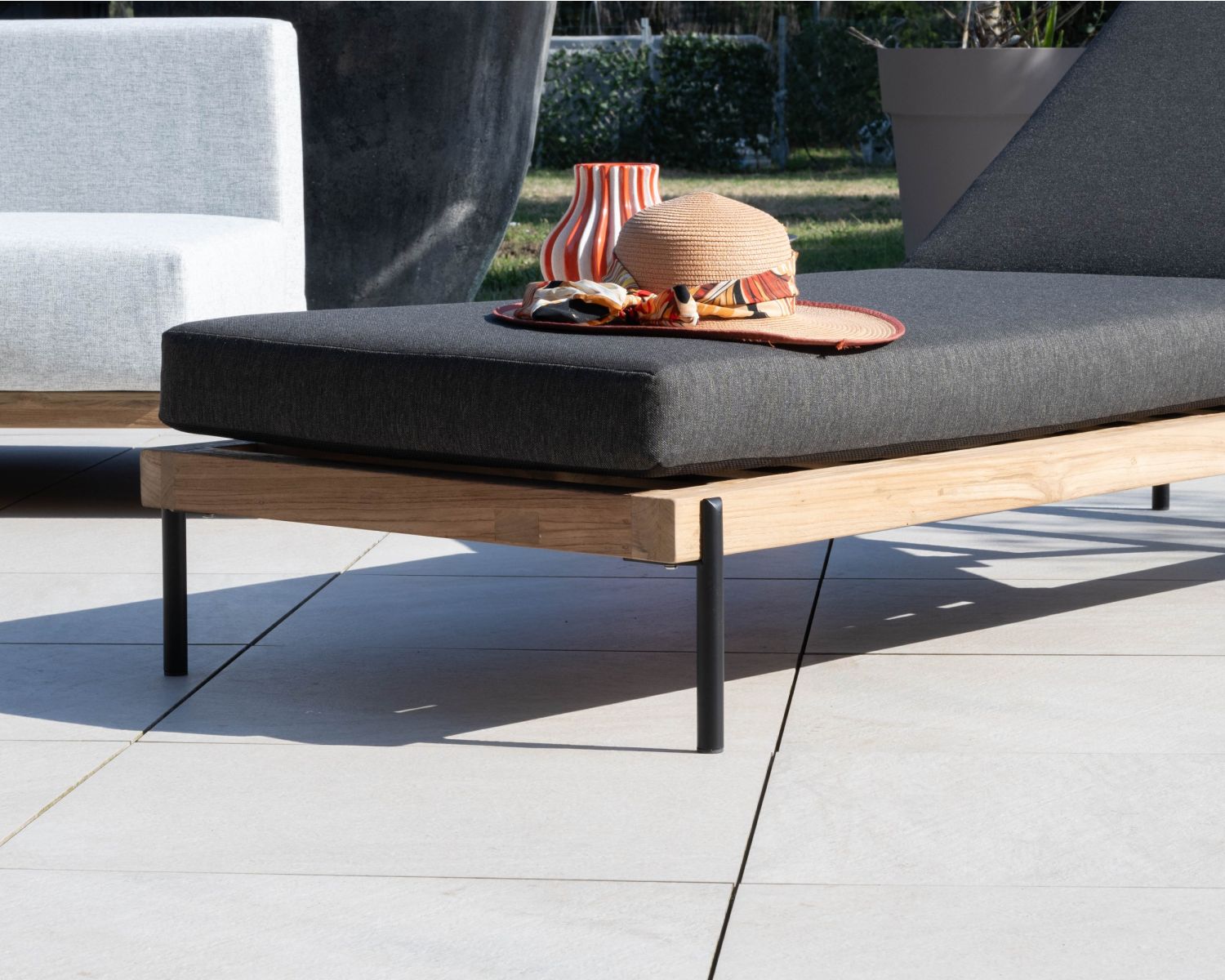 Bain de soleil matelassé chic & contemporain en teck, aluminium et tissu gris foncé "Hélios"