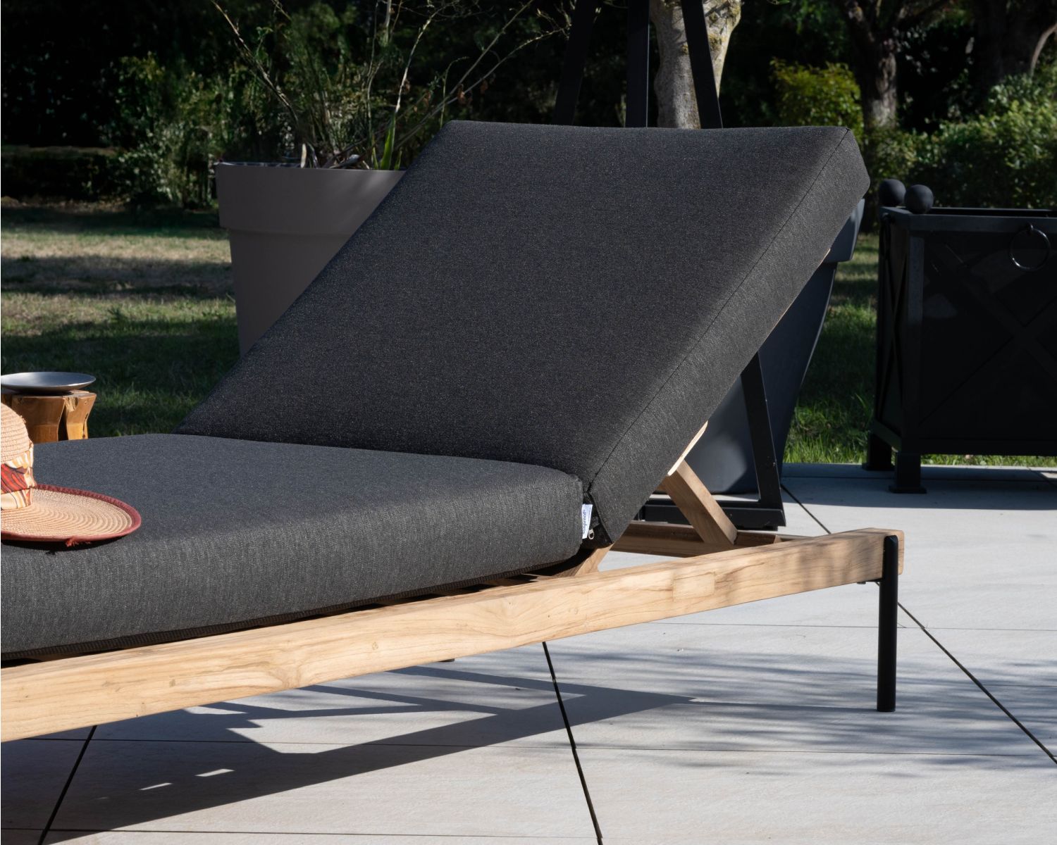 Bain de soleil matelassé chic & contemporain en teck, aluminium et tissu gris foncé "Hélios"
