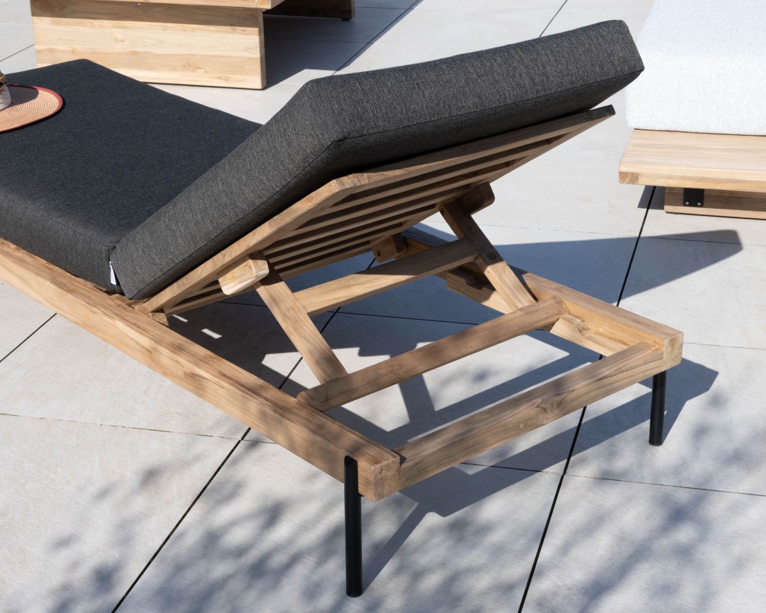 Bain de soleil matelassé chic & contemporain en teck, aluminium et tissu gris foncé "Hélios"