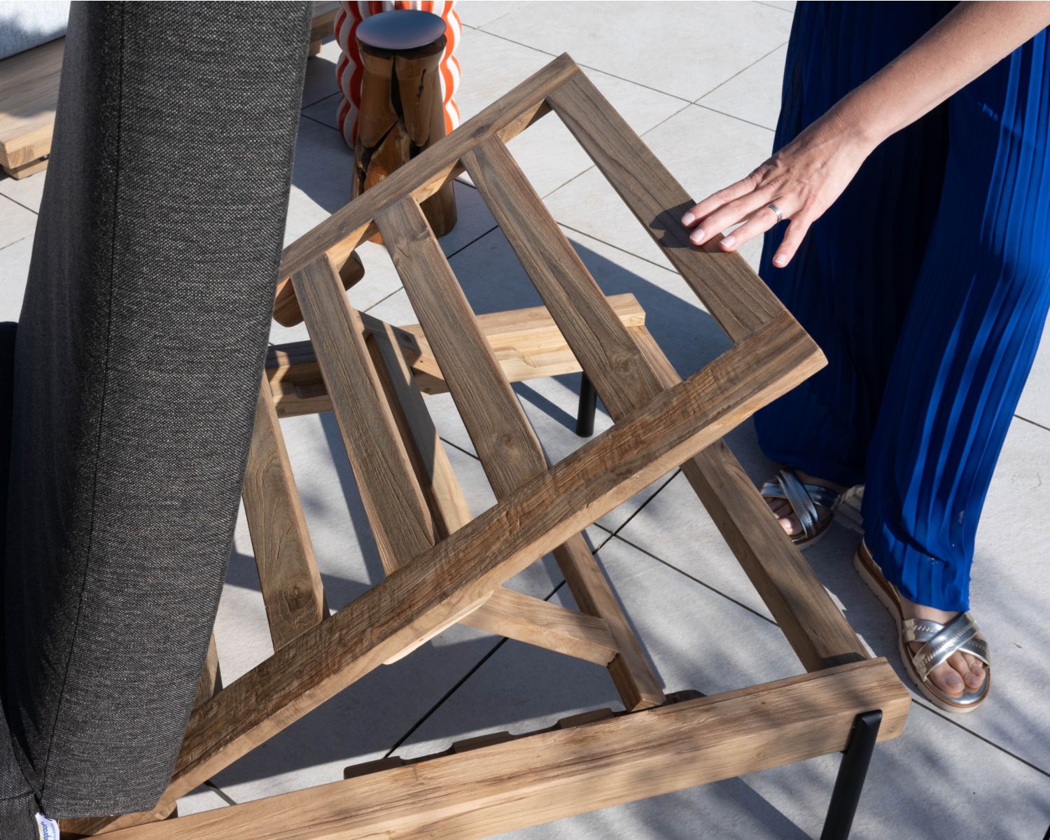 Bain de soleil matelassé chic & contemporain en teck, aluminium et tissu gris foncé "Hélios"