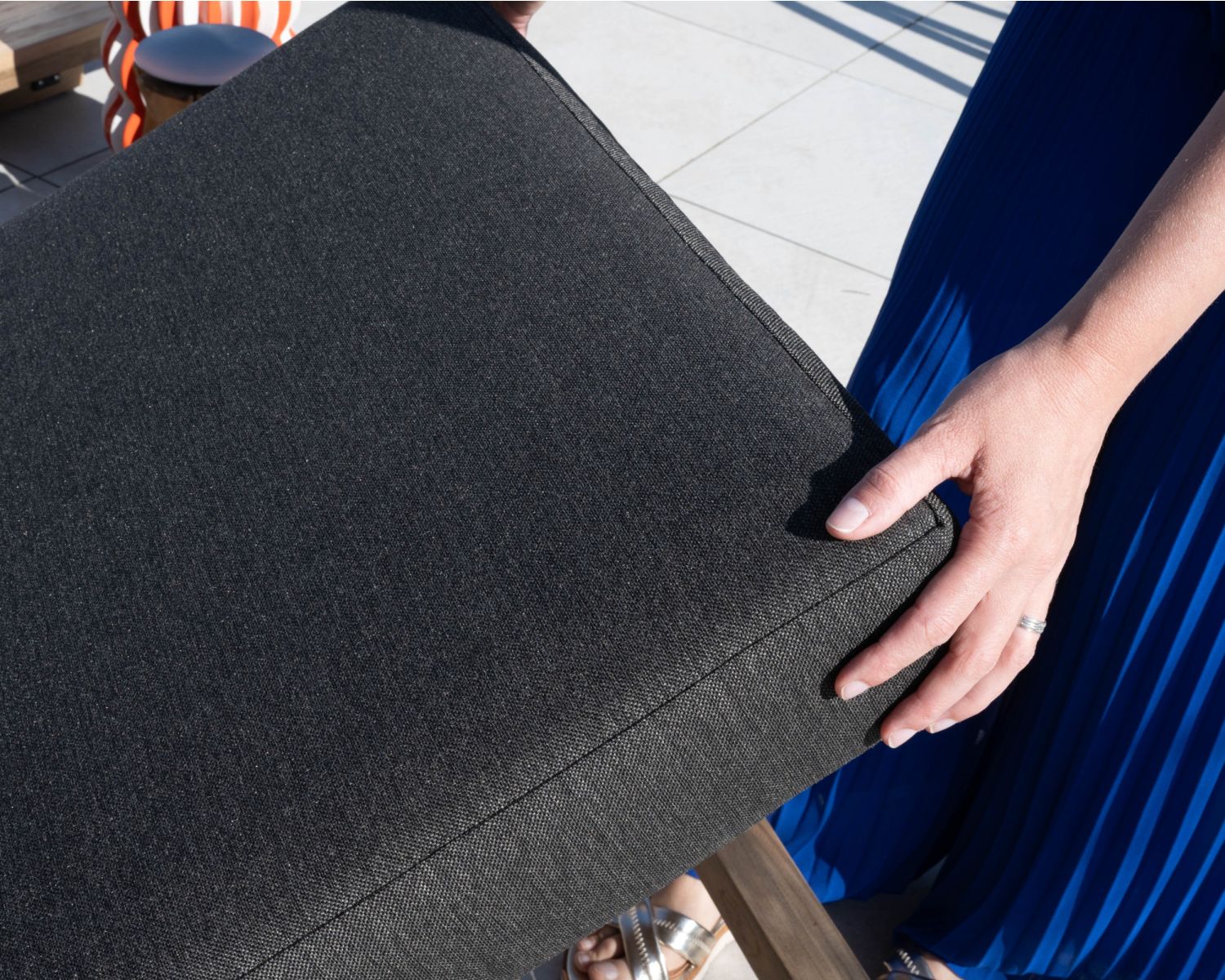 Bain de soleil matelassé chic & contemporain en teck, aluminium et tissu gris foncé "Hélios"