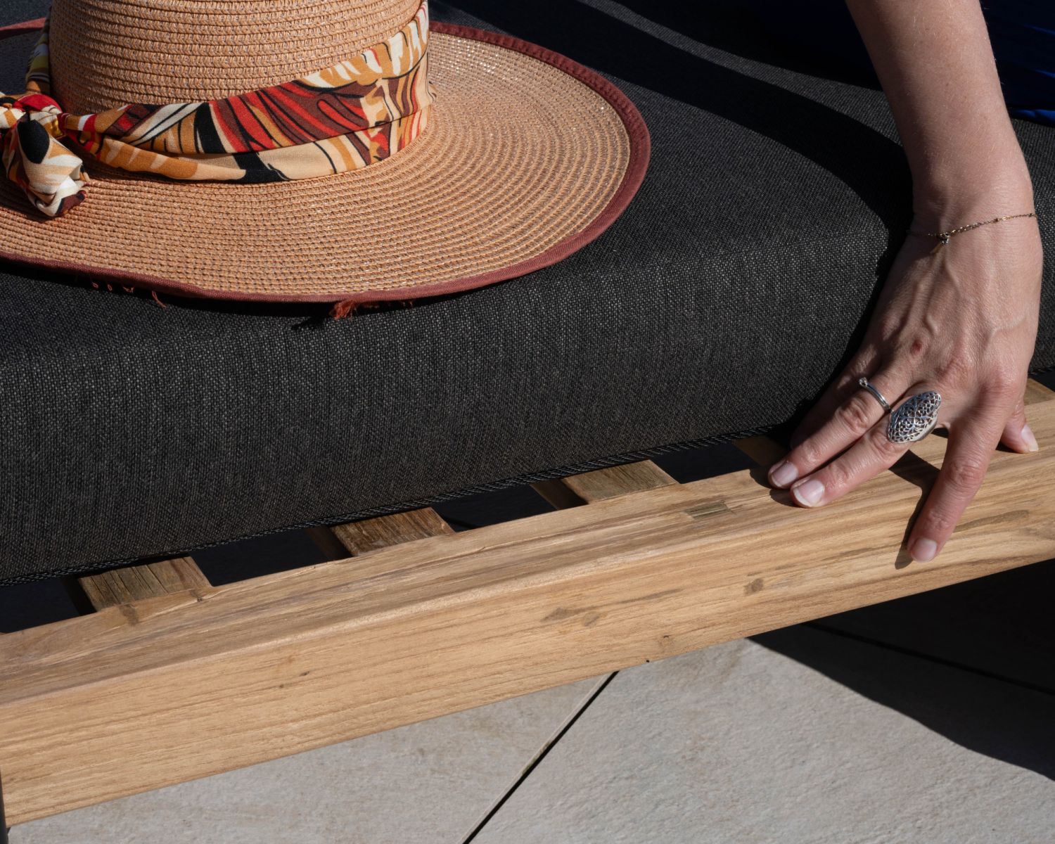 Bain de soleil matelassé chic & contemporain en teck, aluminium et tissu gris foncé "Hélios"