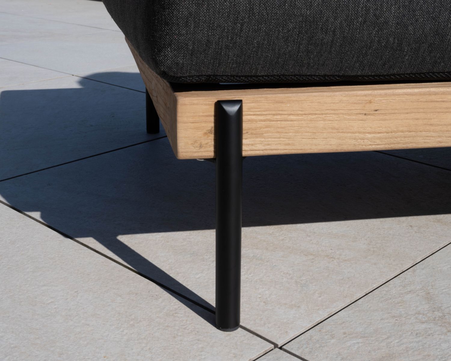 Bain de soleil matelassé chic & contemporain en teck, aluminium et tissu gris foncé "Hélios"