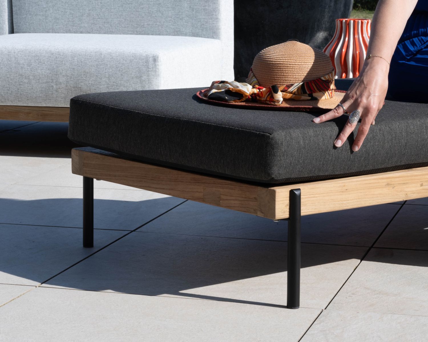 Bain de soleil matelassé chic & contemporain en teck, aluminium et tissu gris foncé "Hélios"