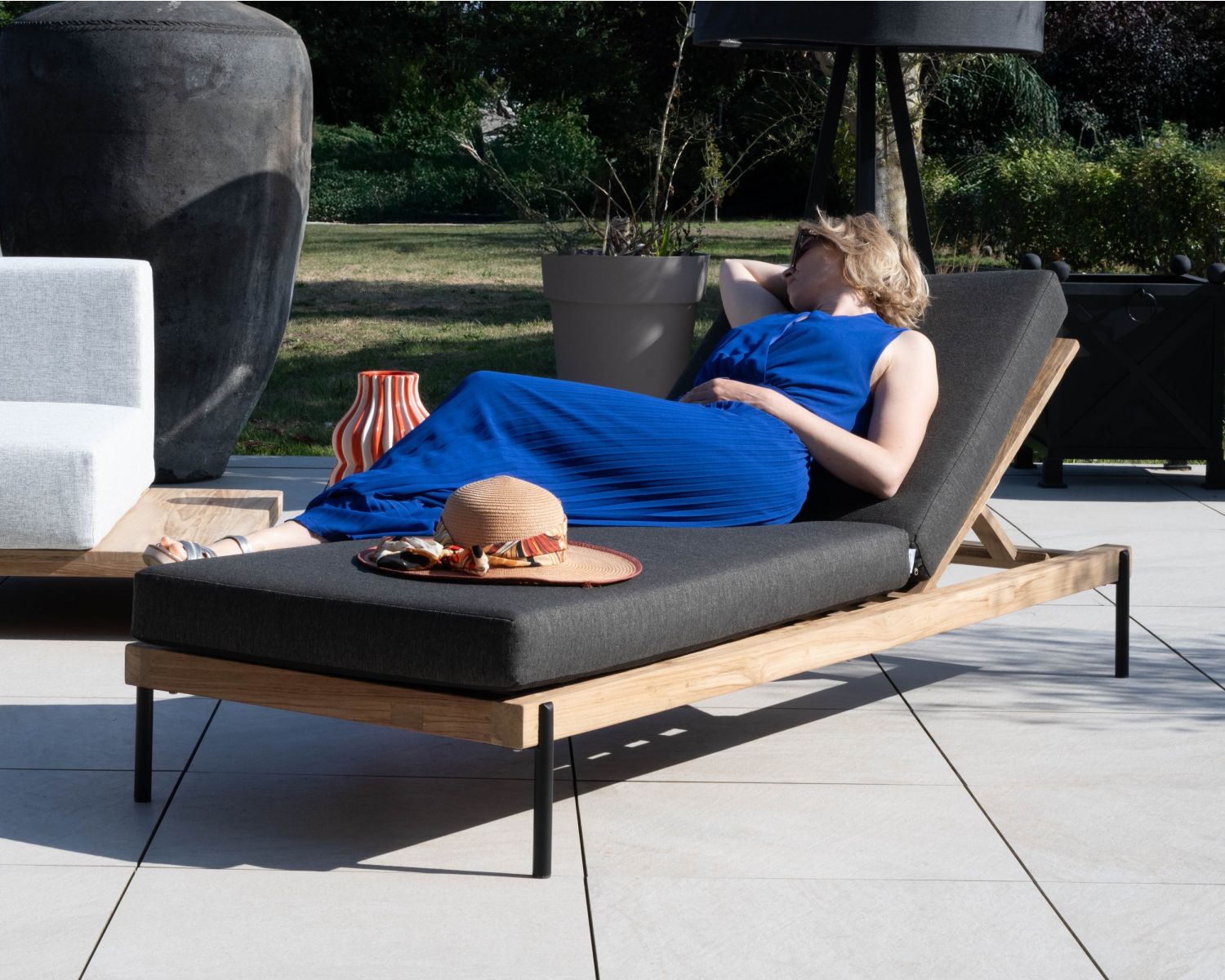 Bain de soleil matelassé chic & contemporain en teck, aluminium et tissu gris foncé "Hélios"