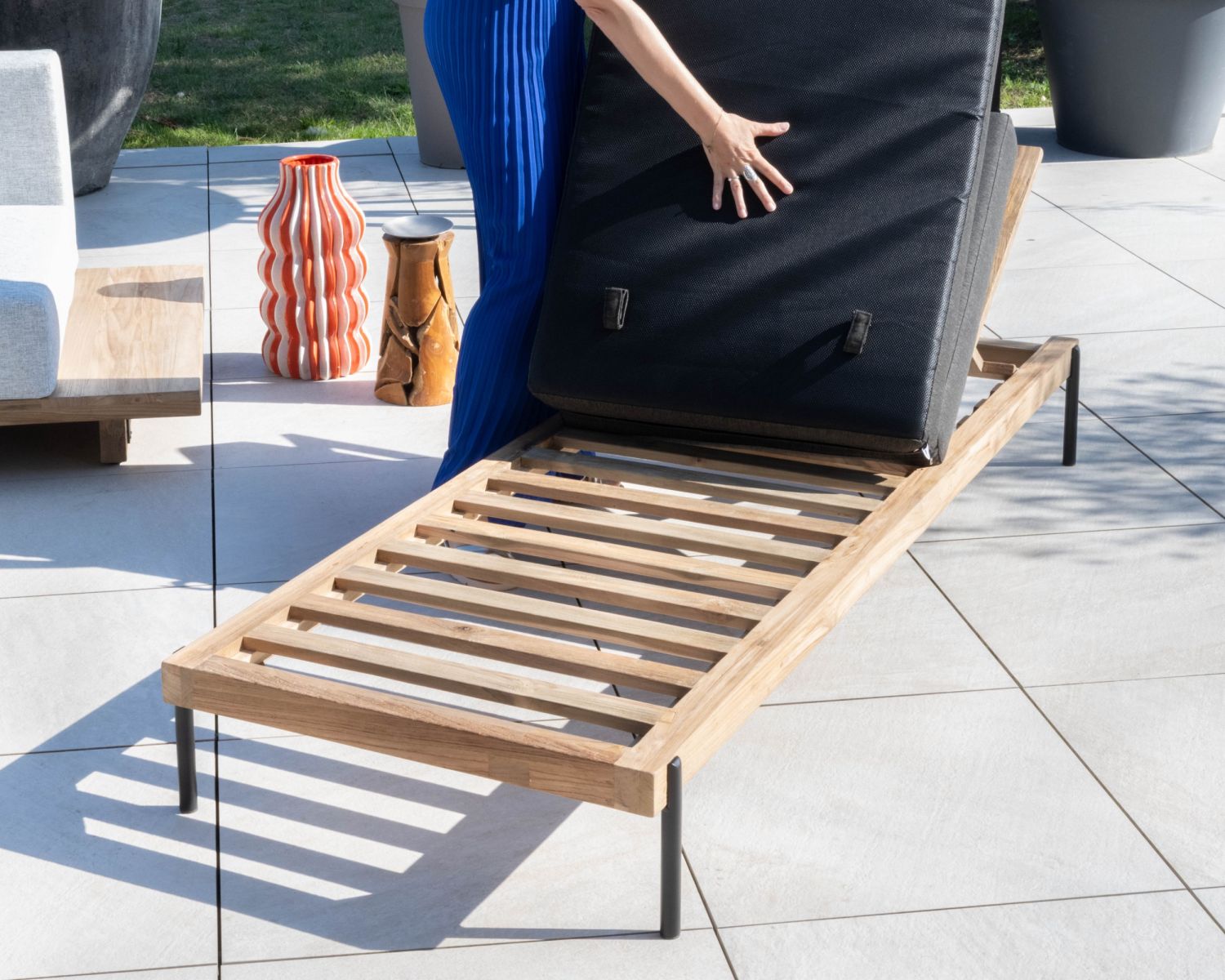 Bain de soleil matelassé chic & contemporain en teck, aluminium et tissu gris foncé "Hélios"