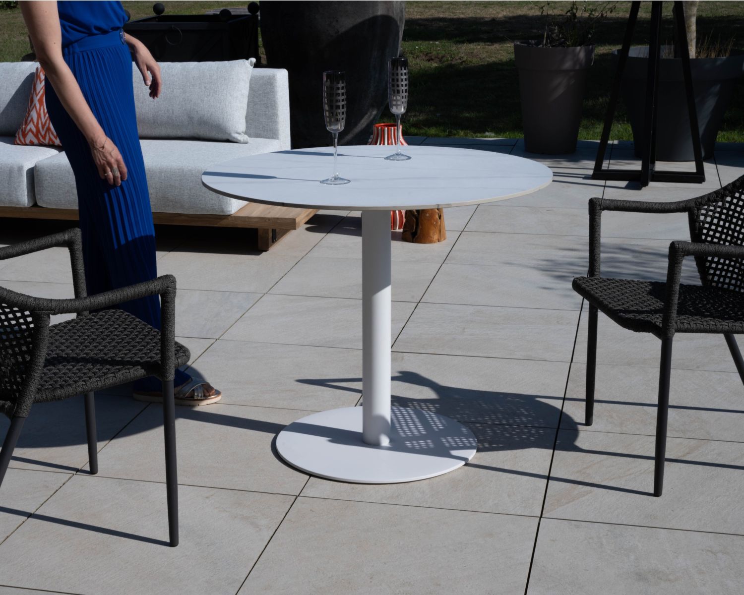 Petite table ronde blanche avec plateau céramique "Saint Tropez" 90 cm