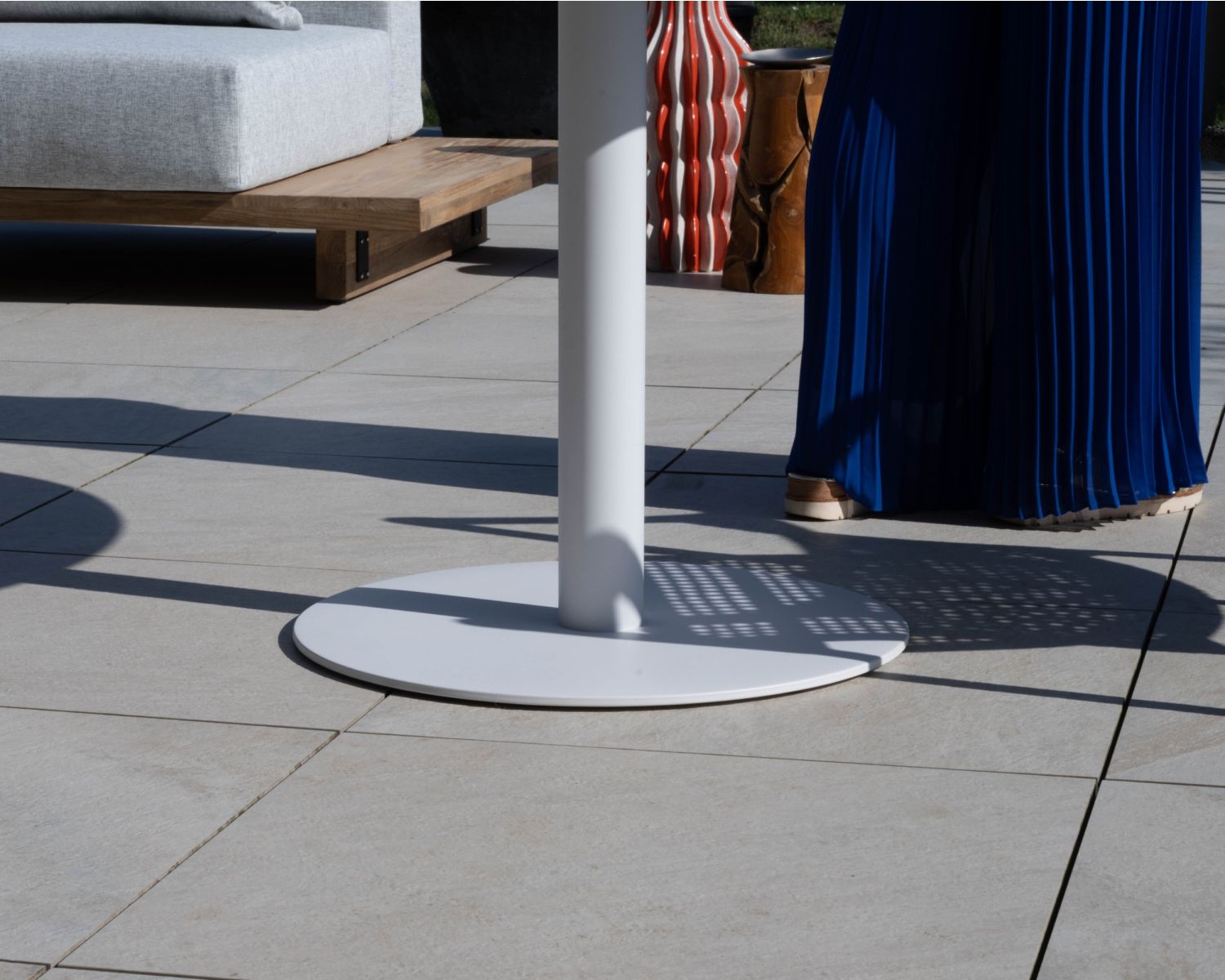 Petite table ronde blanche avec plateau céramique "Saint Tropez" 90 cm