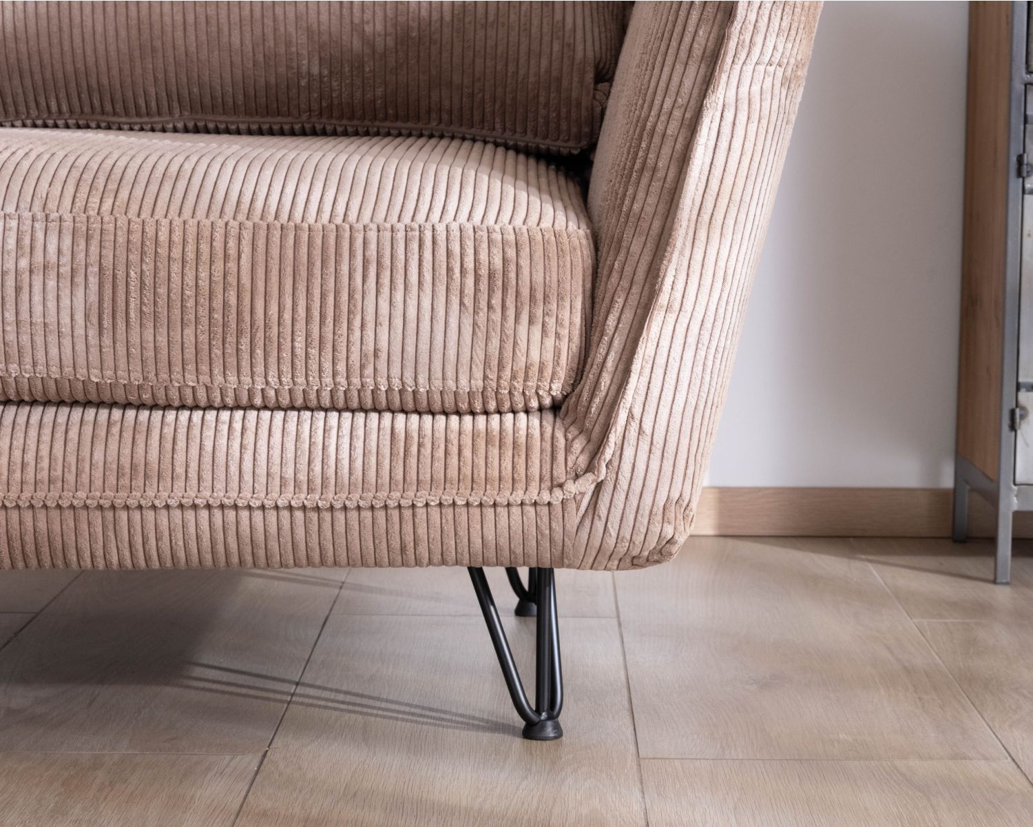 Fauteuil ultra confort esprit scandinave en velours côtelé camel "Hasting"