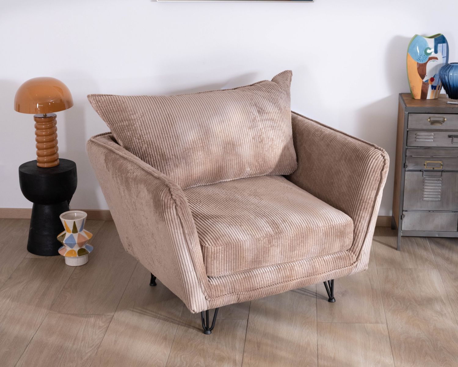 Fauteuil ultra confort esprit scandinave en velours côtelé camel "Hasting"