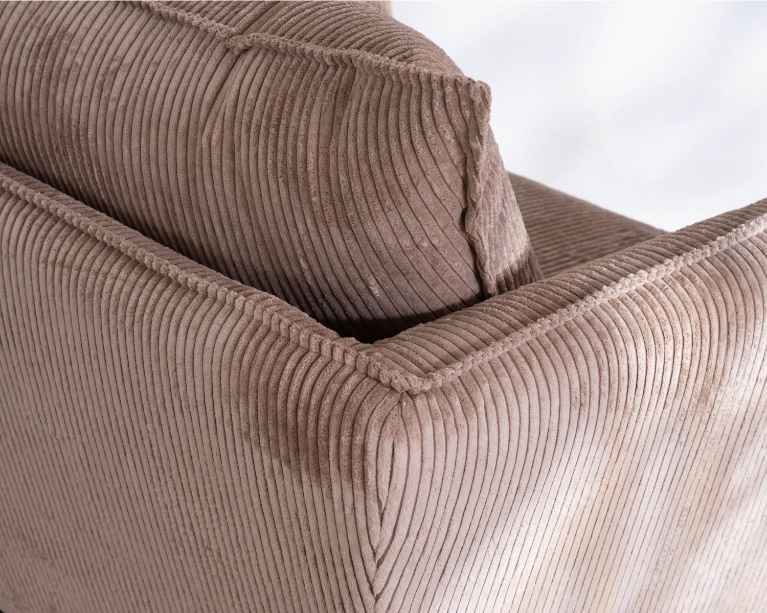 Fauteuil ultra confort esprit scandinave en velours côtelé camel "Hasting"