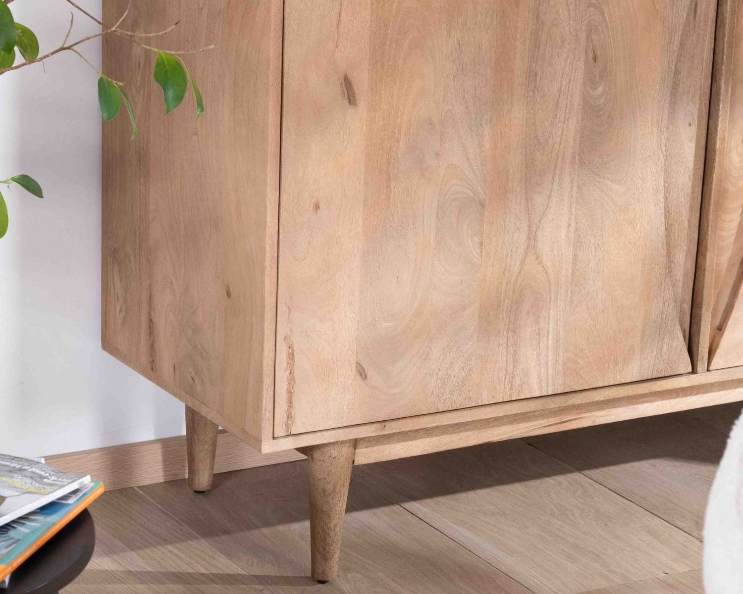 Bahut contemporain en manguier massif 2 portes avec poignées intégrées arc de cercle "Cabure"