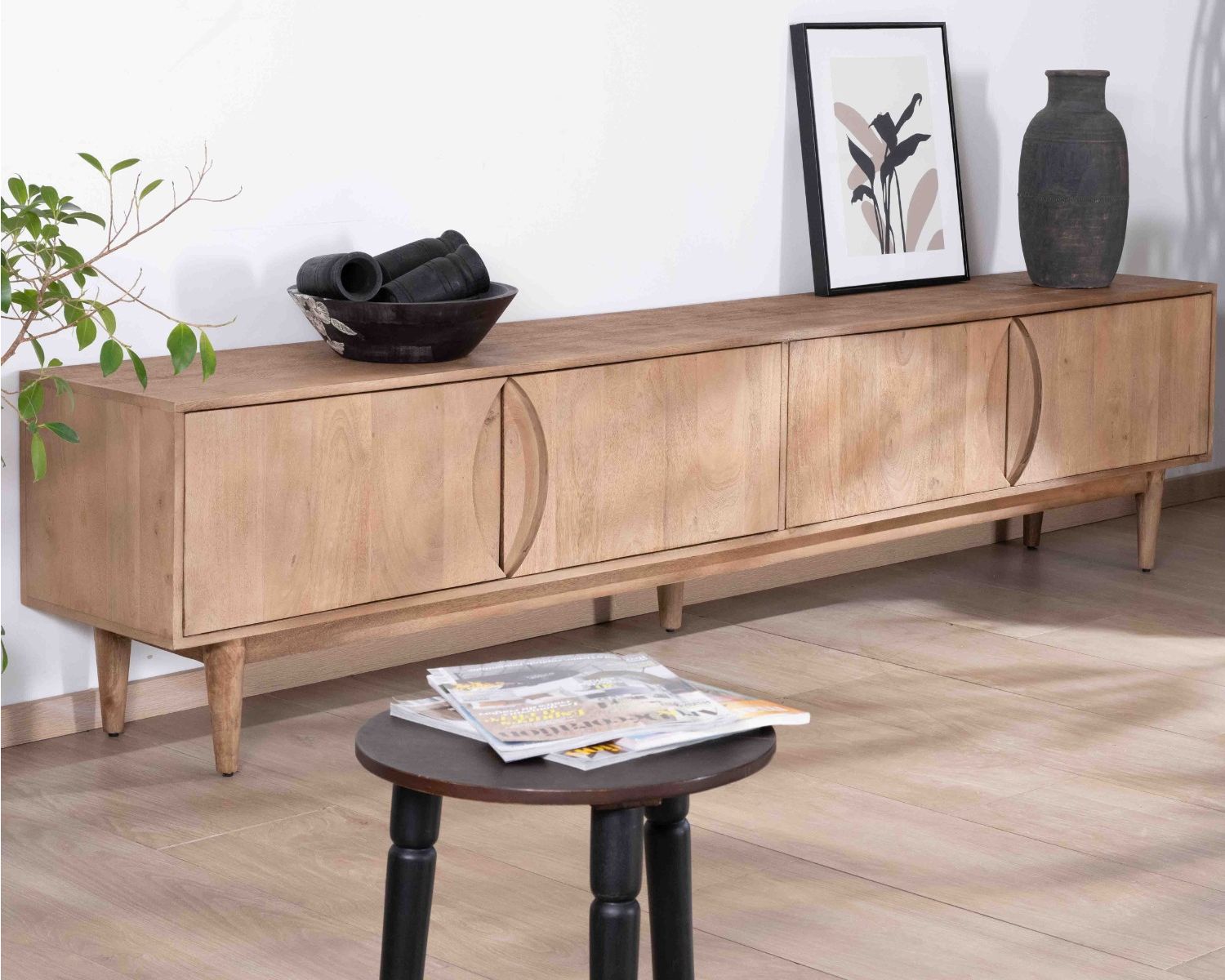 Grand meuble TV contemporain 240cm en manguier 4 portes "Cabure"